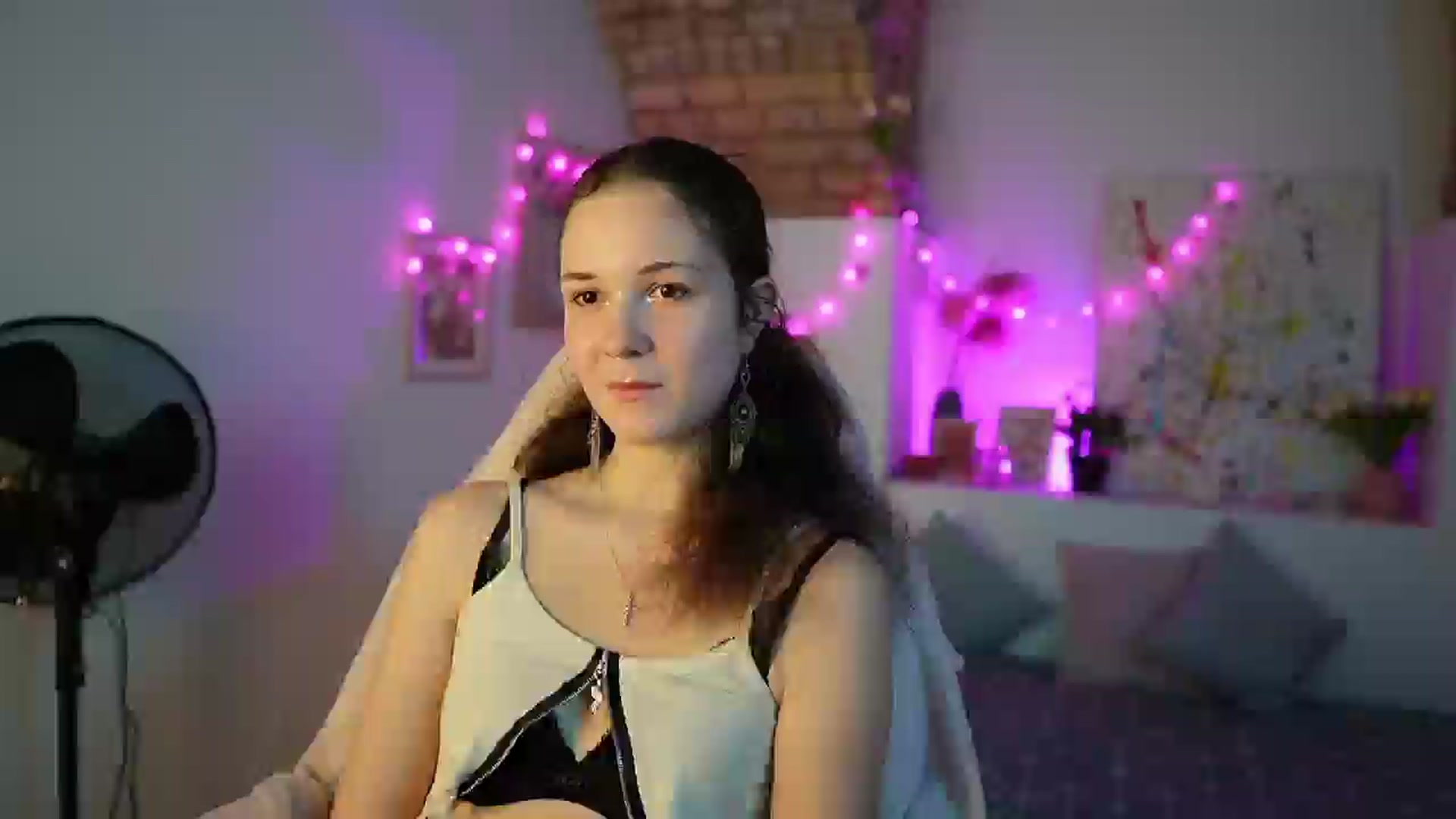 Gallery image thumbnail from Ava__Taylor_'s myfreecams stream on, 12/17/2024, 15:47 image 15 of 20
