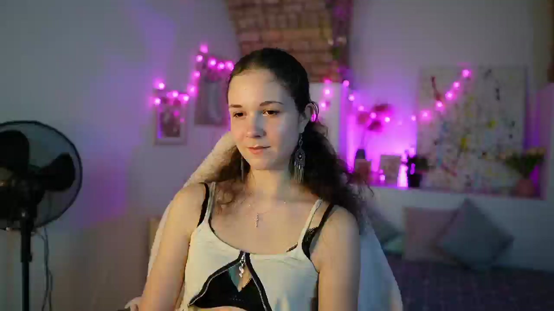 Gallery image thumbnail from Ava__Taylor_'s myfreecams stream on, 12/17/2024, 19:10 image 15 of 20