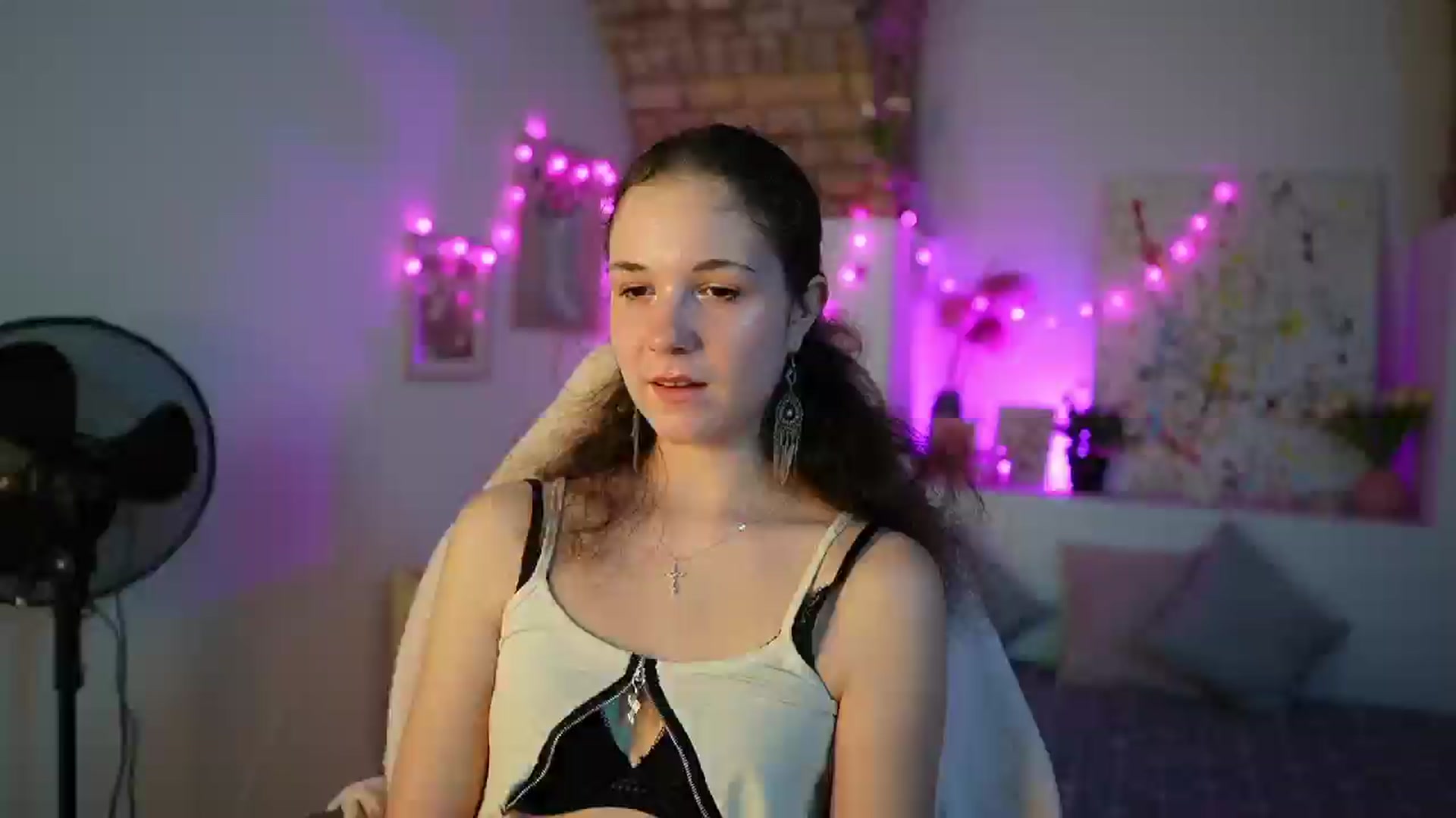 Gallery image thumbnail from Ava__Taylor_'s myfreecams stream on, 12/17/2024, 19:10 image 14 of 20