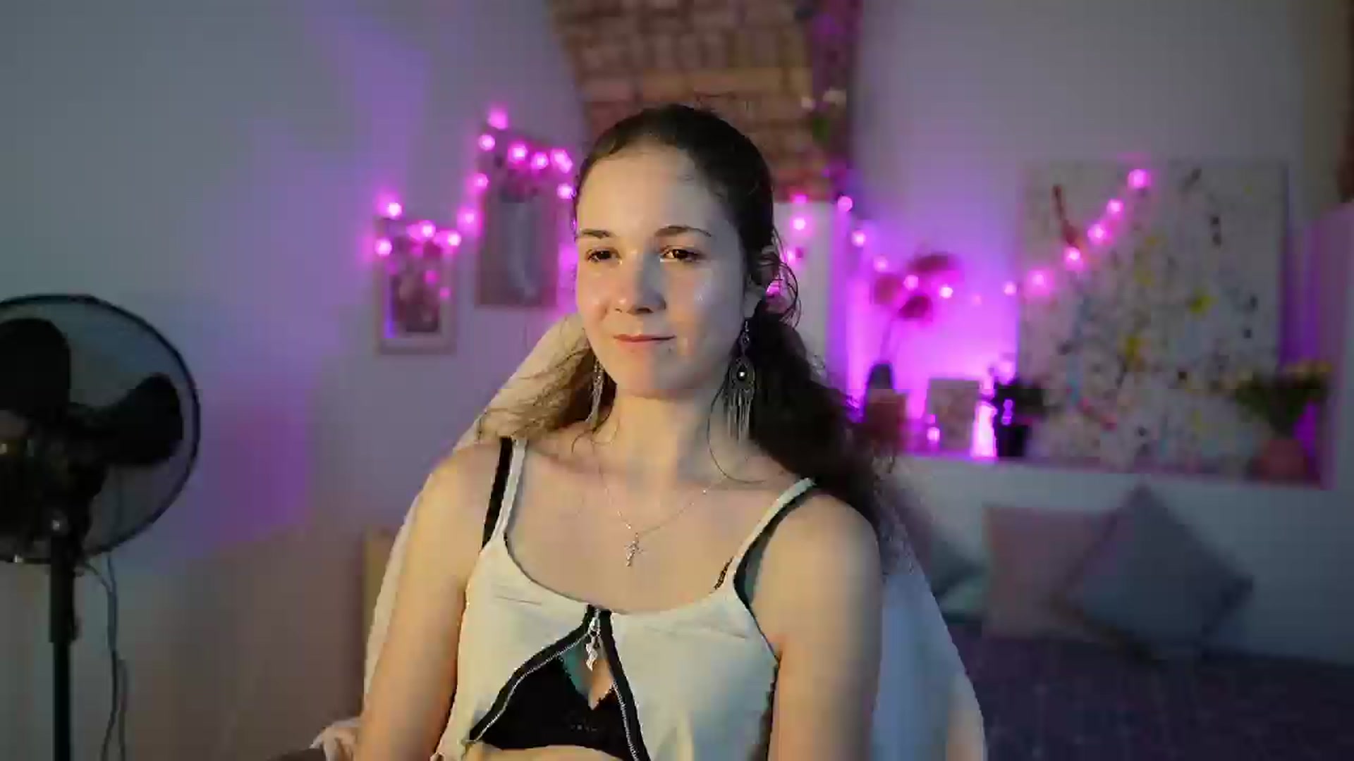 Gallery image thumbnail from Ava__Taylor_'s myfreecams stream on, 12/17/2024, 19:10 image 19 of 20