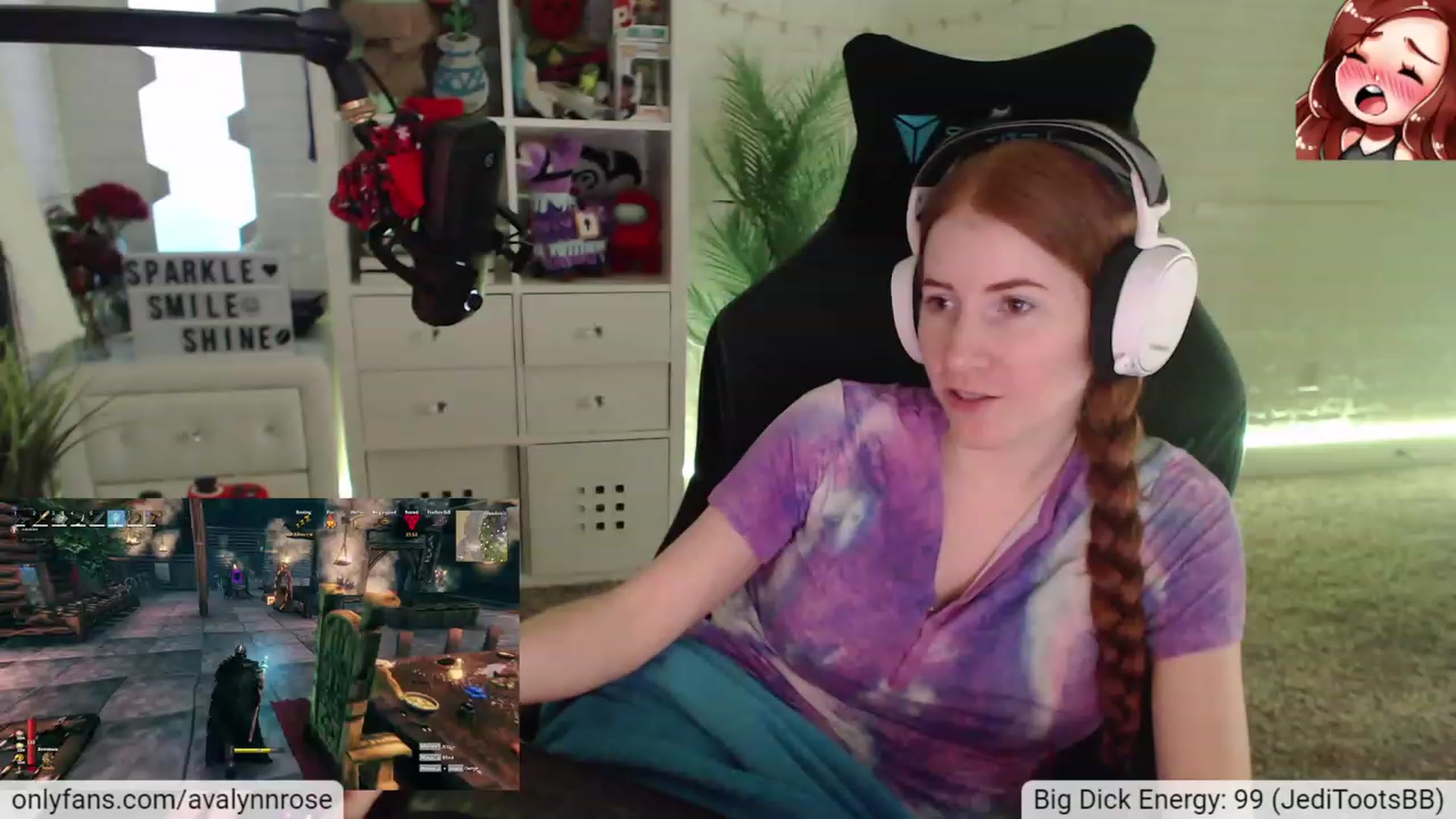 Gallery image thumbnail from AvalynnRose's myfreecams stream on, 12/12/2022, 01:00 image 6 of 20