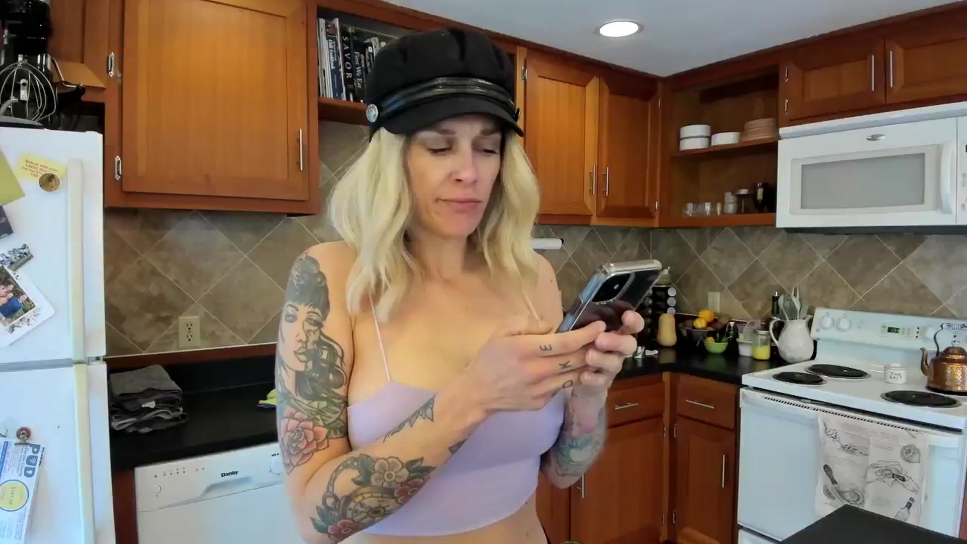 Gallery image thumbnail from Avery_Blake's myfreecams stream on, 05/19/2024, 20:52 image 18 of 20