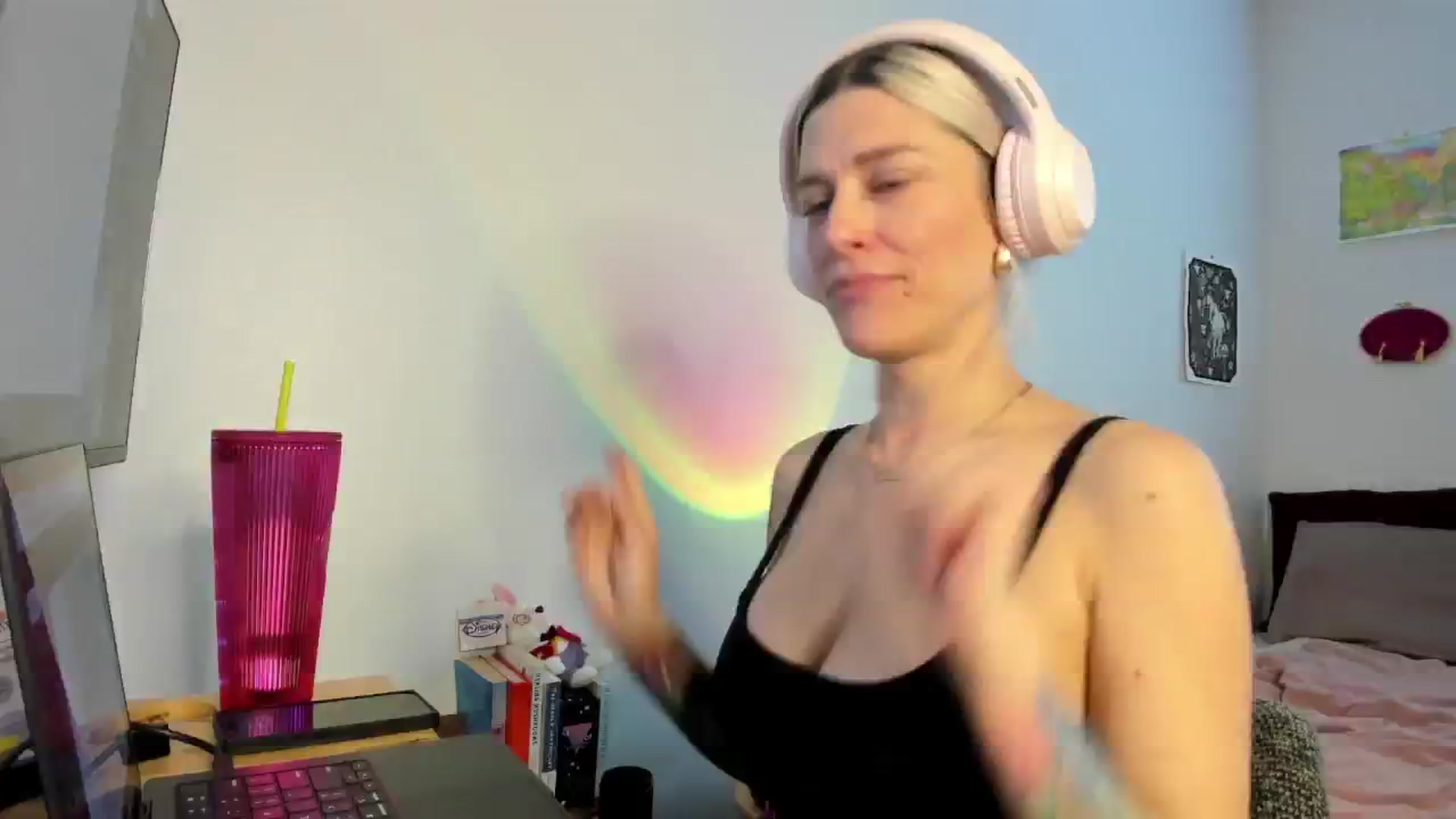 Gallery image thumbnail from Avery_Blake's myfreecams stream on, 04/21/2025, 23:02 image 4 of 20