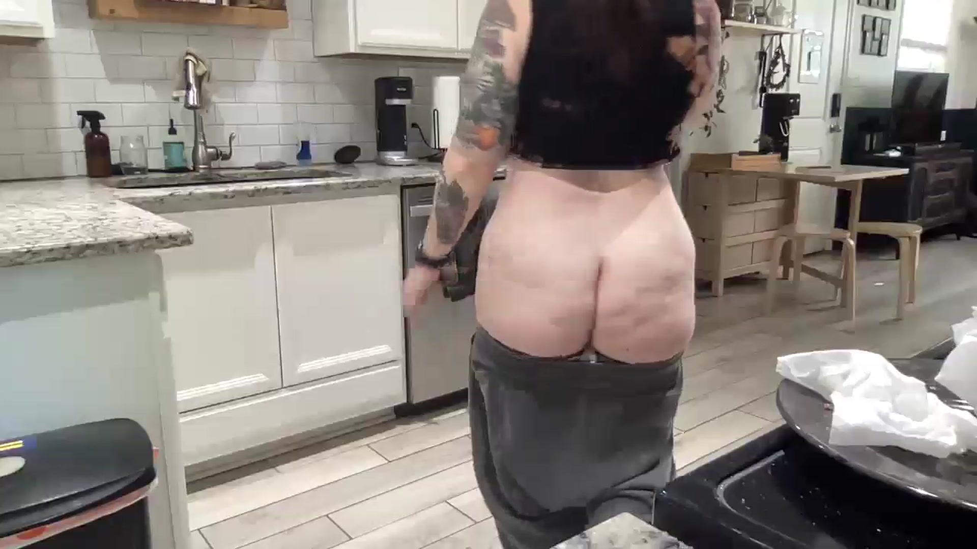 Gallery image thumbnail from Avery_Madison's myfreecams stream on, 05/15/2025, 13:32 image 10 of 20