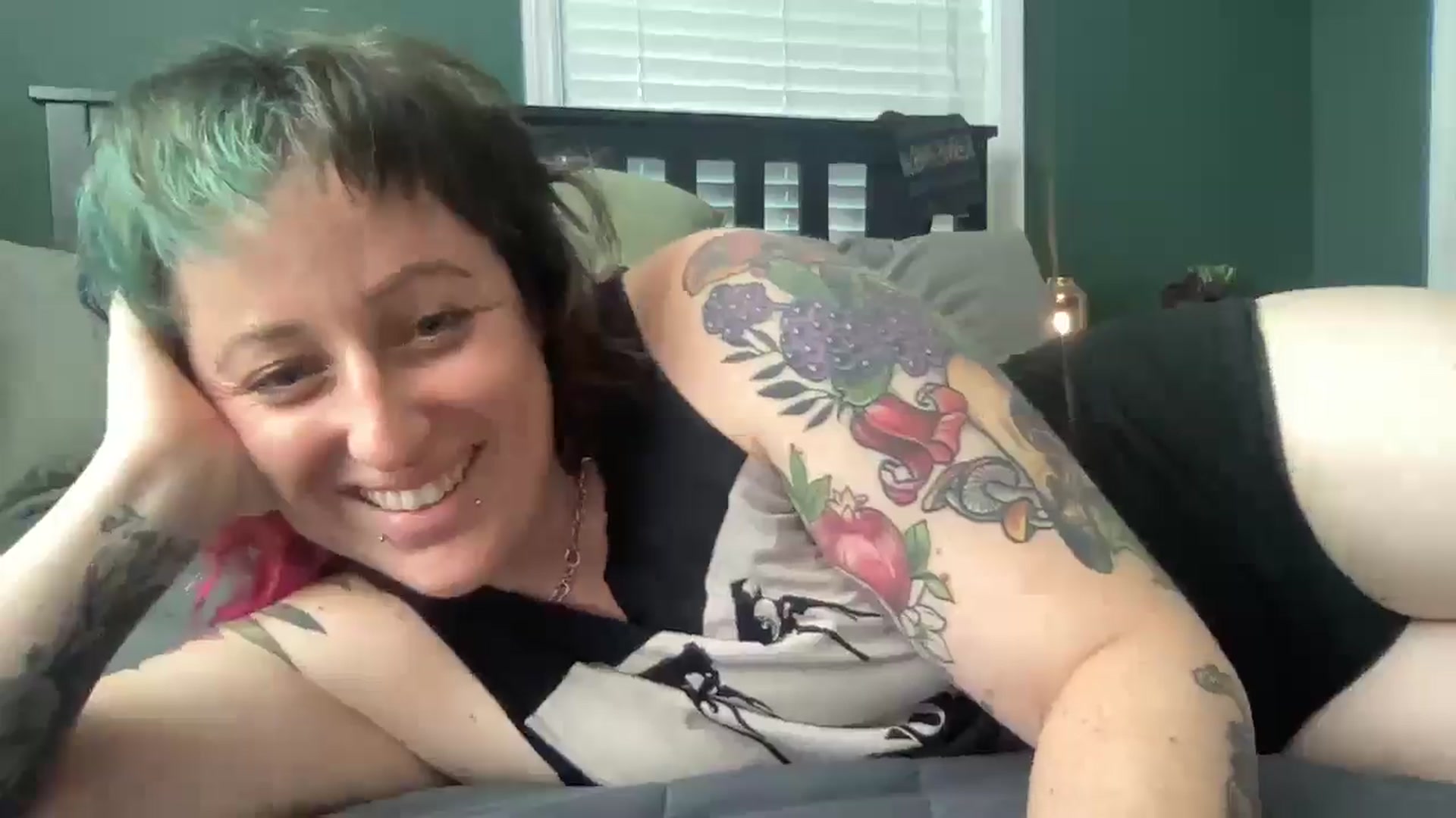 Gallery image thumbnail from Avery_Madison's myfreecams stream on, 06/16/2025, 12:45 image 17 of 20