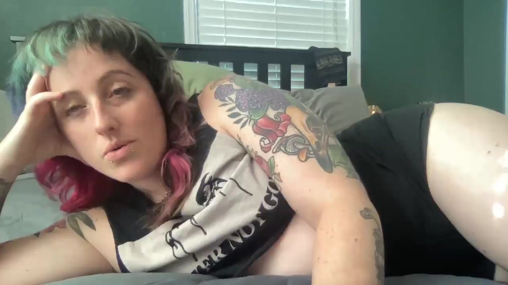 Gallery image thumbnail from Avery_Madison's myfreecams stream on, 06/16/2025, 12:45 image 11 of 20