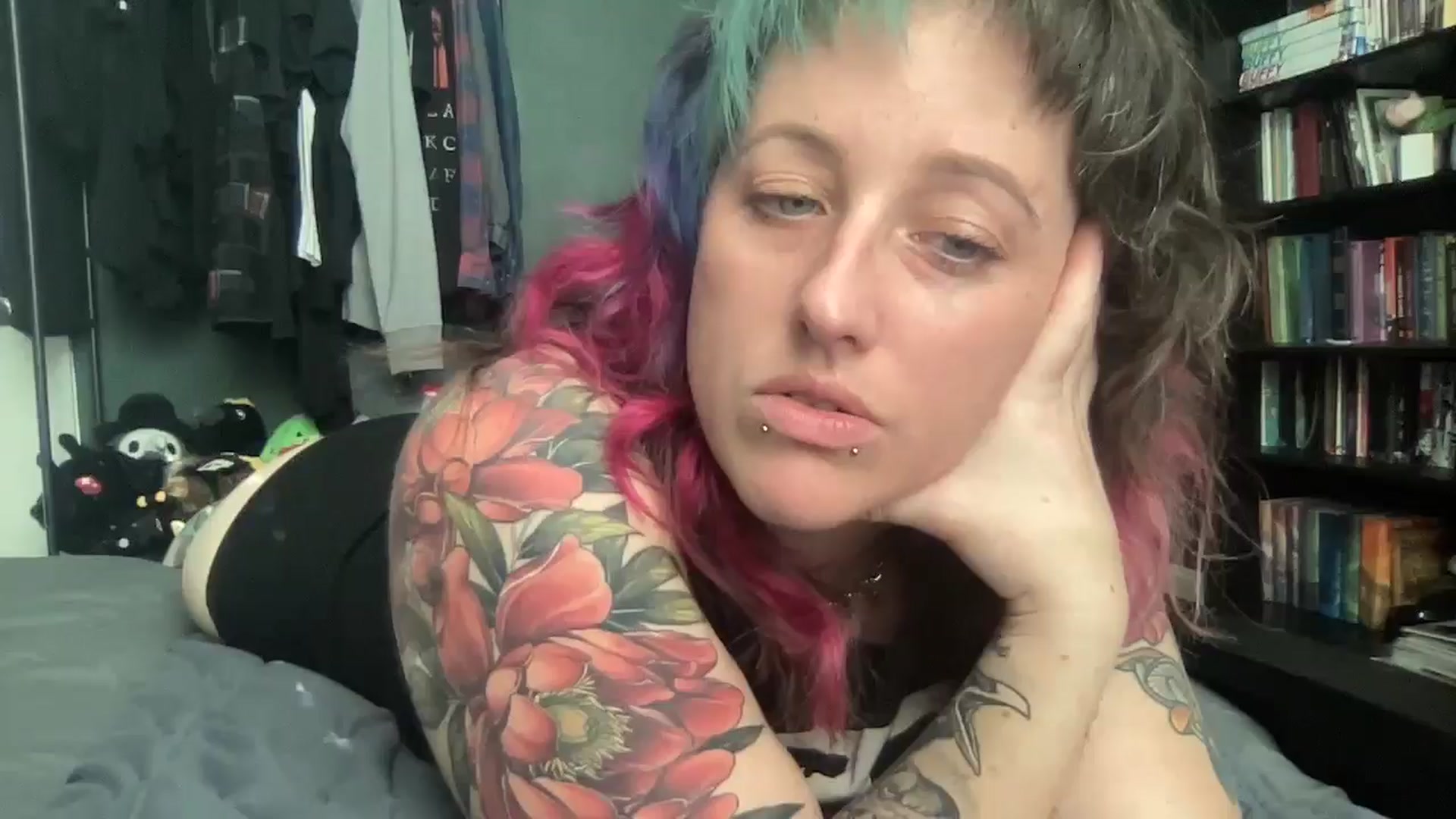 Gallery image thumbnail from Avery_Madison's myfreecams stream on, 06/16/2025, 12:45 image 10 of 20