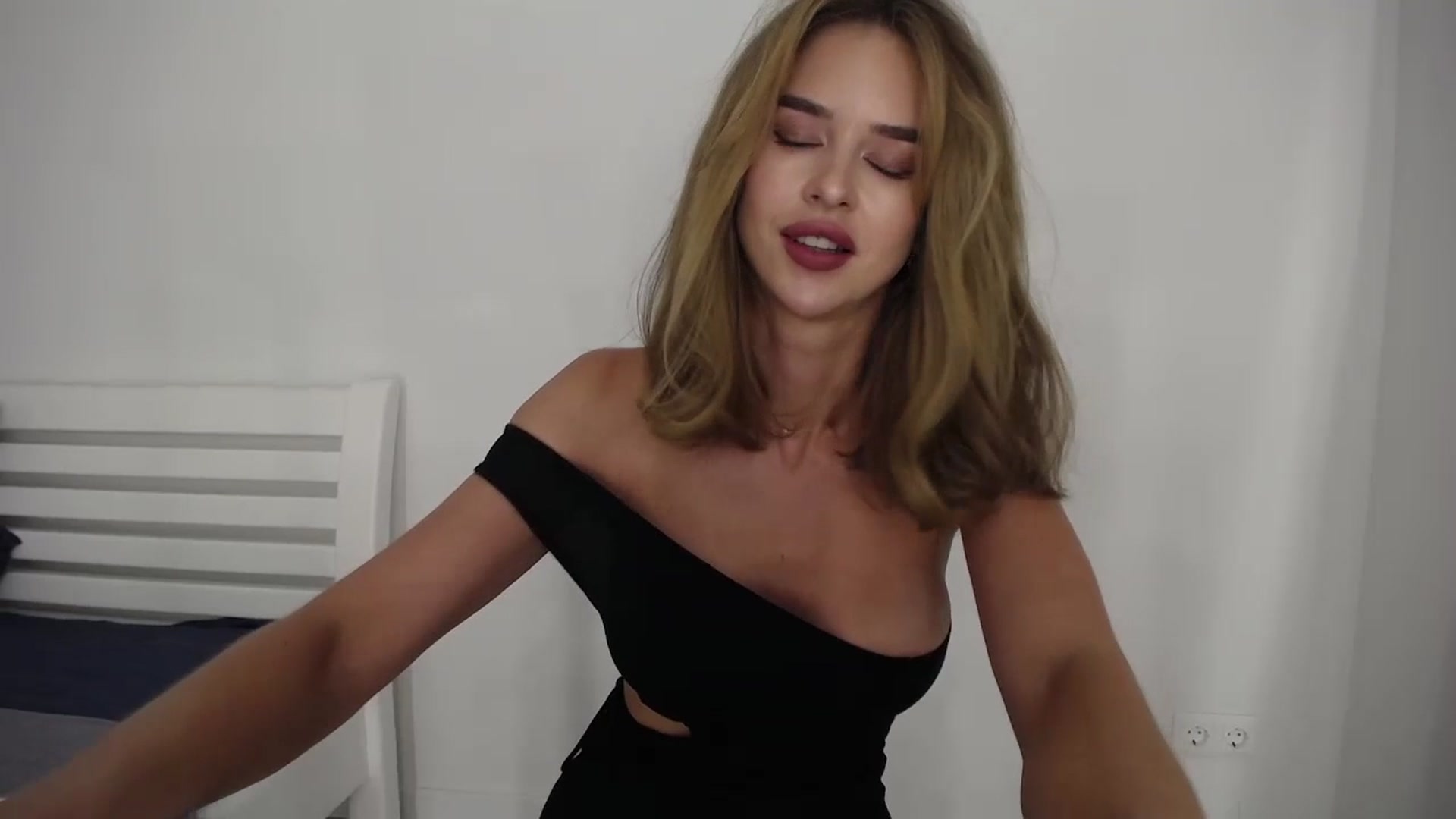 Gallery image thumbnail from AvrilDollX's myfreecams stream on, 07/20/2023, 19:01 image 3 of 20
