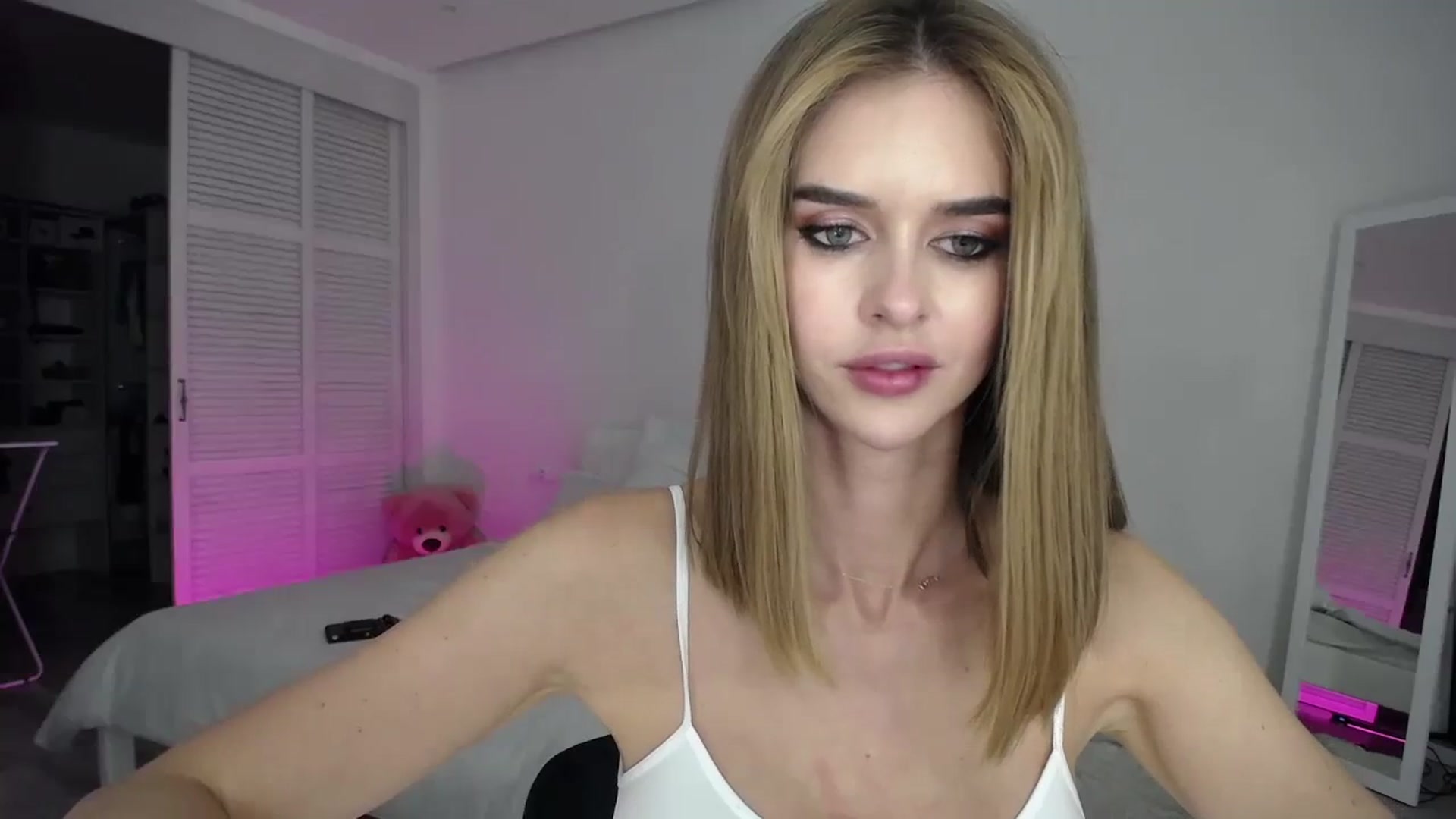 Gallery image thumbnail from AvrilDollX's myfreecams stream on, 08/08/2023, 21:33 image 20 of 20