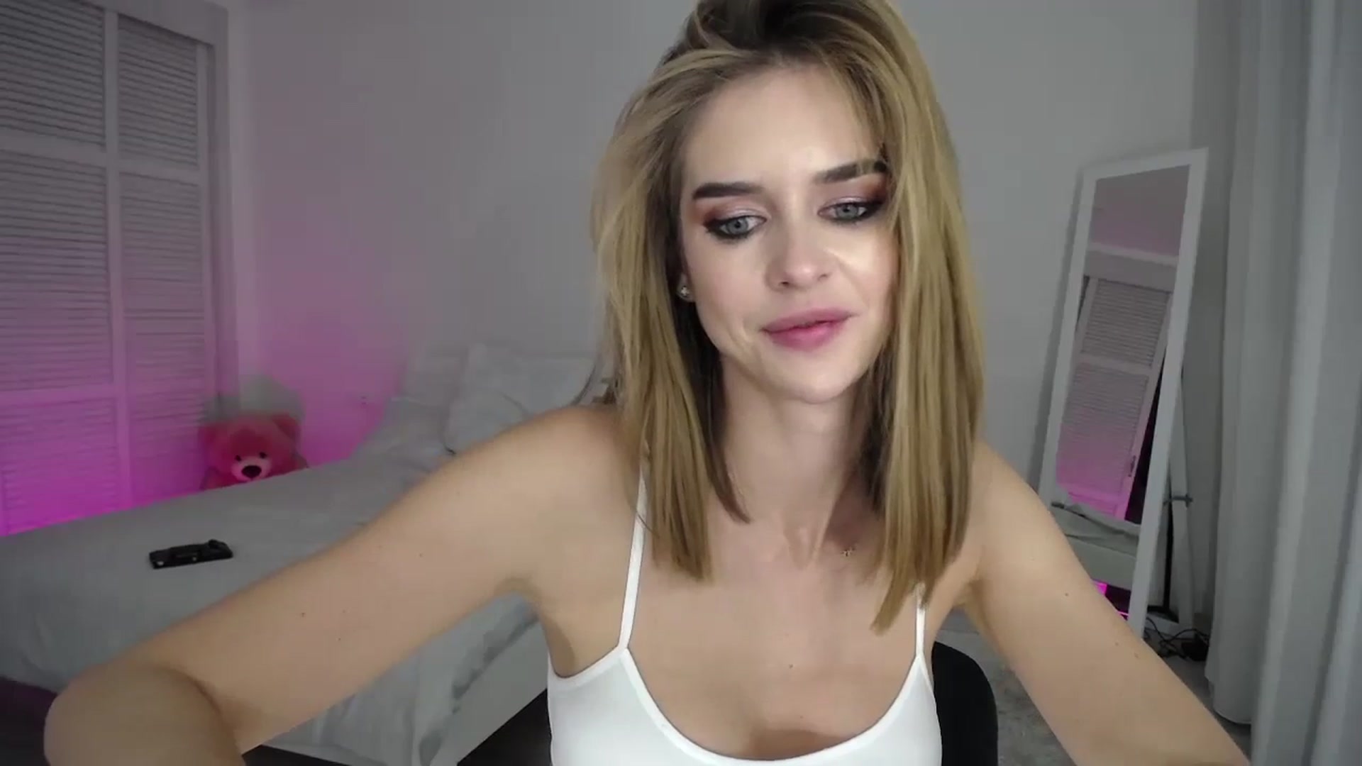 Gallery image thumbnail from AvrilDollX's myfreecams stream on, 08/08/2023, 21:33 image 19 of 20