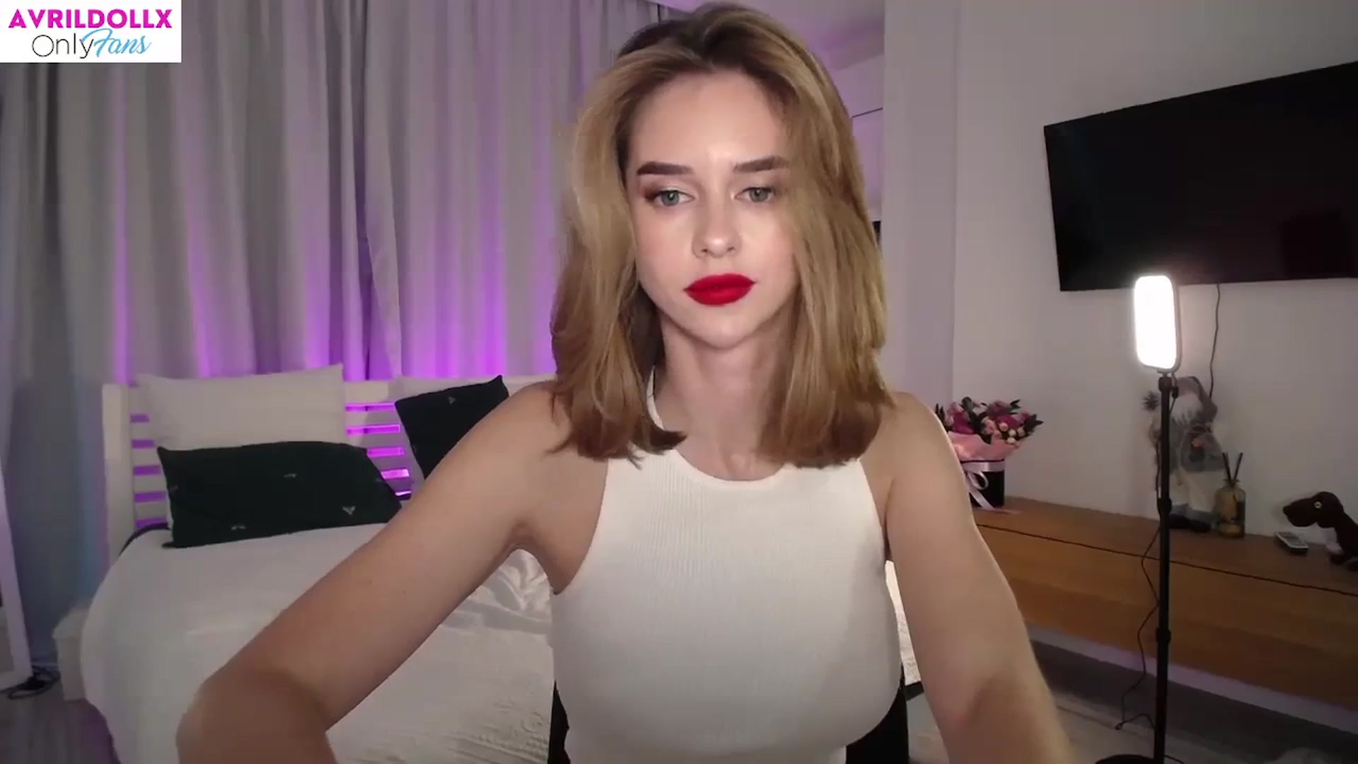 Gallery image thumbnail from AvrilDollX's myfreecams stream on, 10/05/2023, 20:22 image 18 of 20