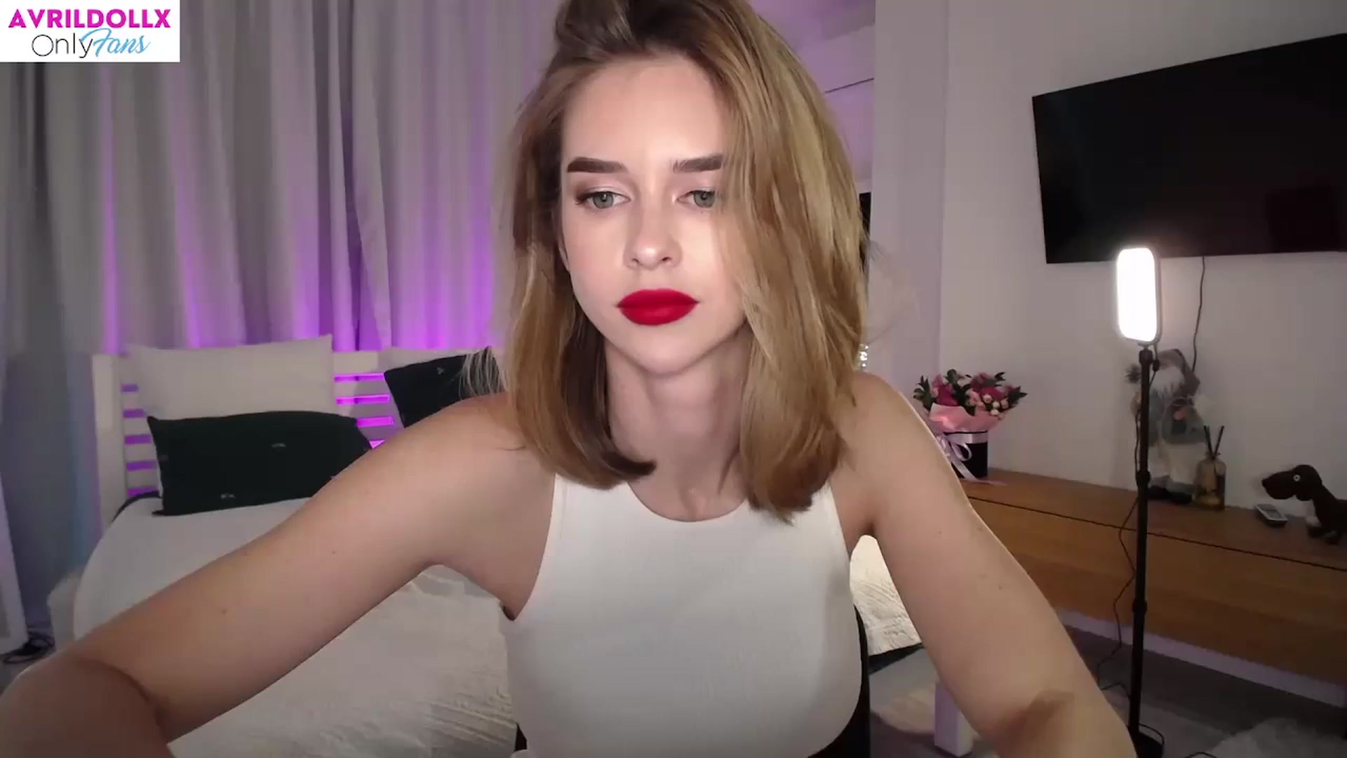 Gallery image thumbnail from AvrilDollX's myfreecams stream on, 10/05/2023, 20:22 image 16 of 20