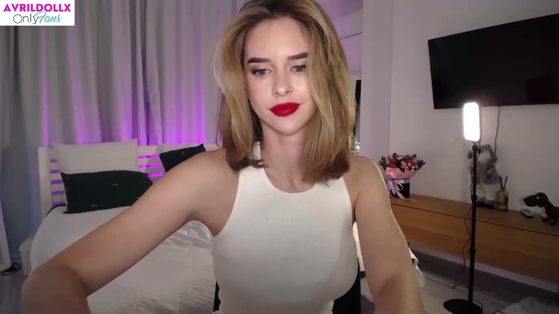 Gallery image thumbnail from AvrilDollX's myfreecams stream on, 10/05/2023, 20:22 image 17 of 20