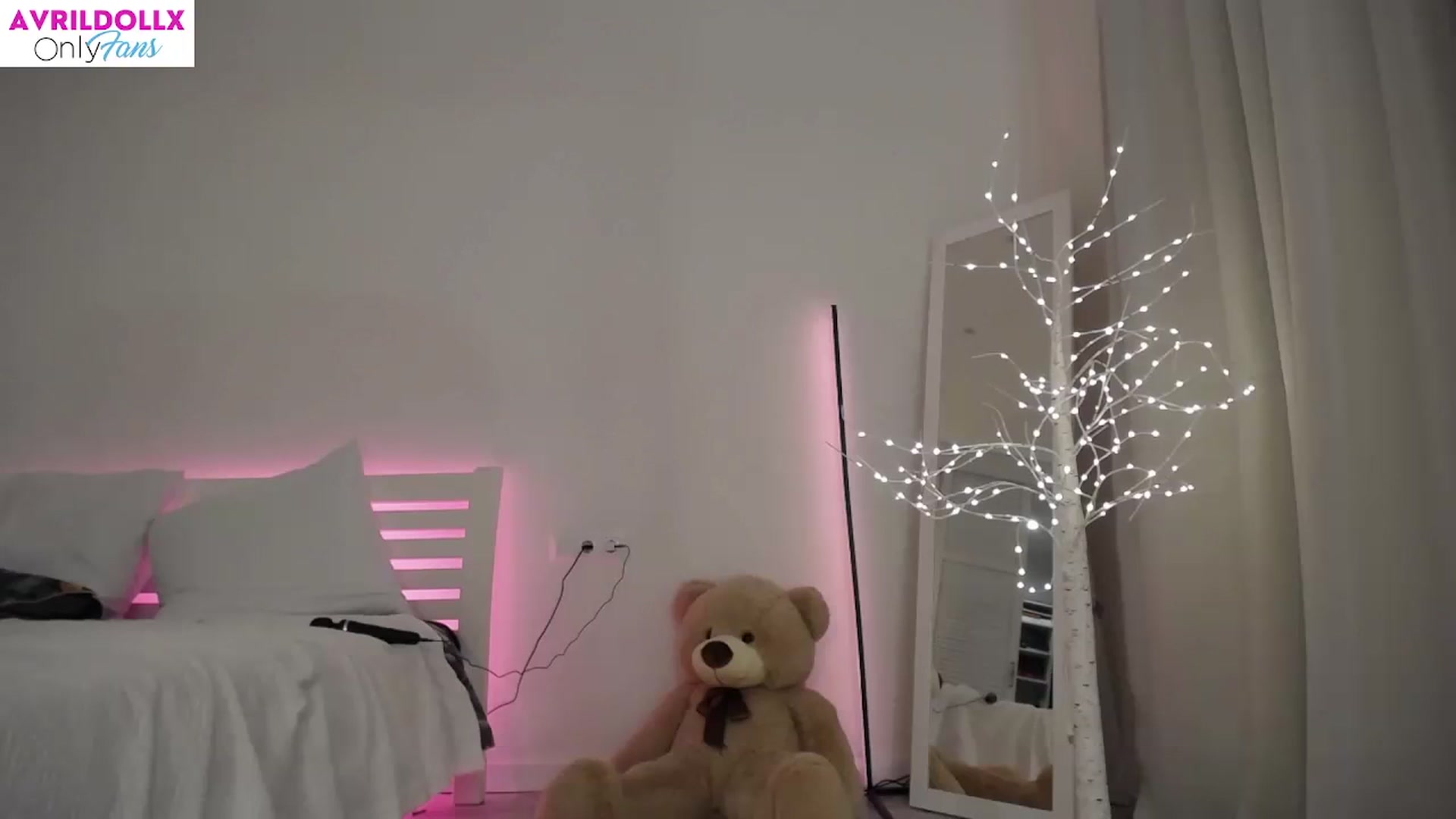 Gallery image thumbnail from AvrilDollX's myfreecams stream on, 10/23/2023, 23:10 image 5 of 20