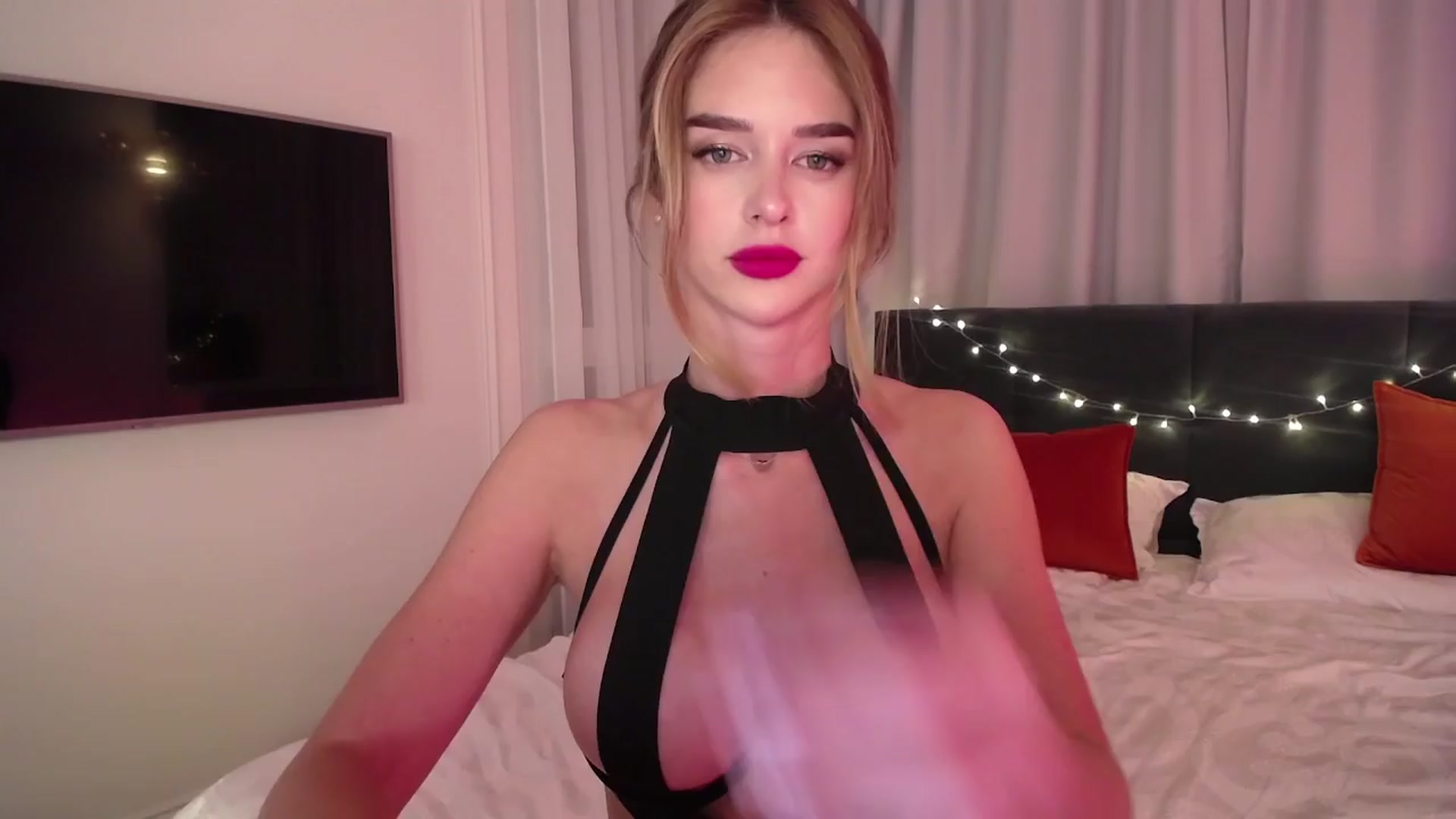 Gallery image thumbnail from AvrilDollX's myfreecams stream on, 03/27/2024, 21:20 image 19 of 20