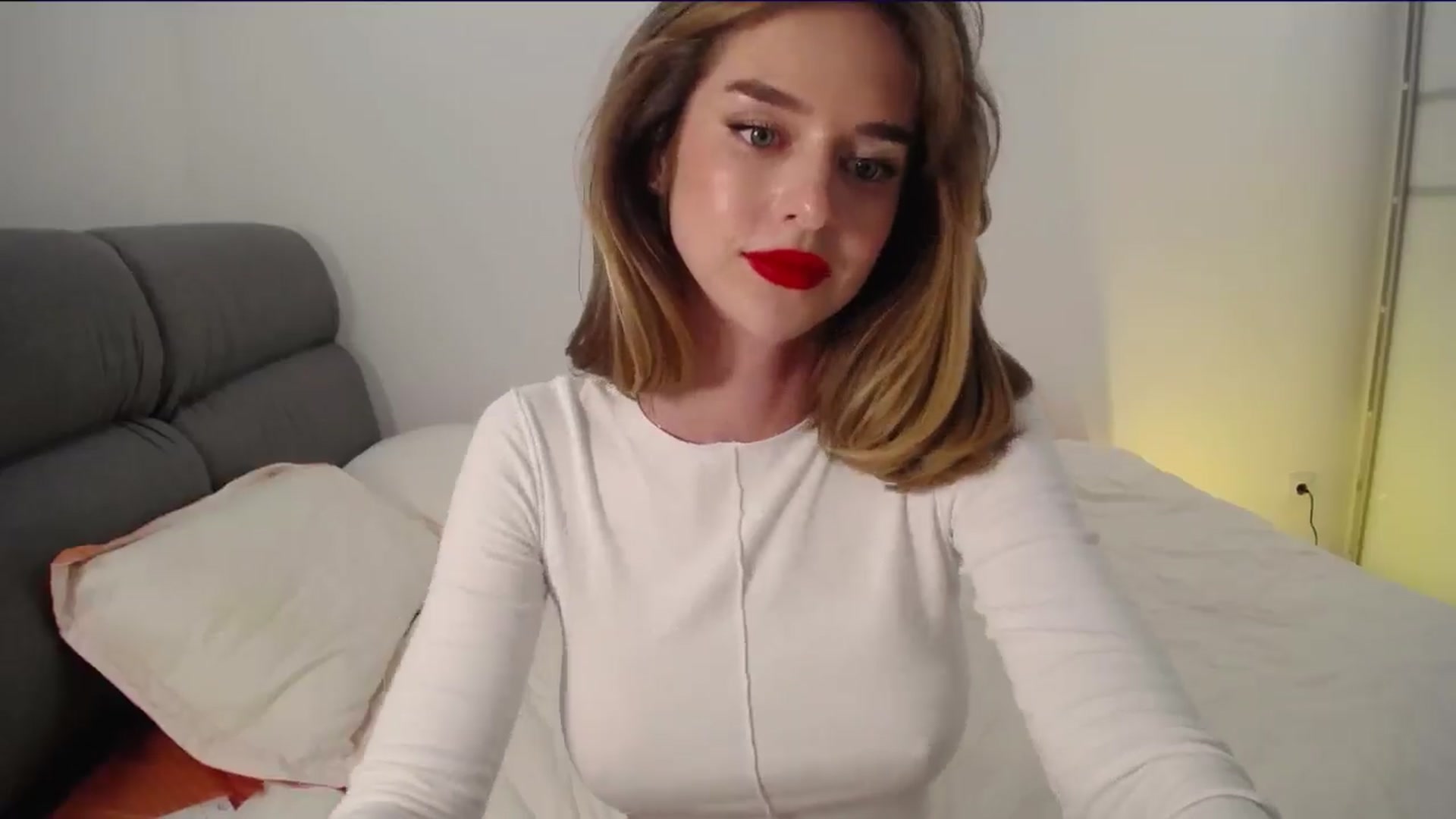 Gallery image thumbnail from AvrilDollX's myfreecams stream on, 08/08/2024, 21:59 image 15 of 20