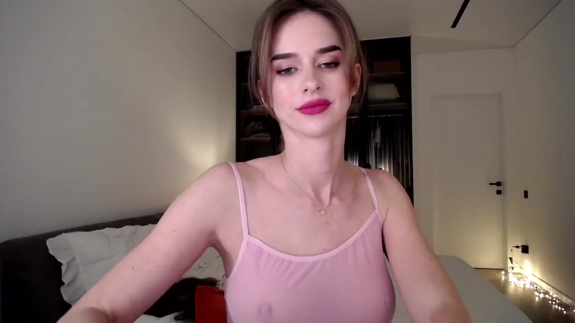 Gallery image thumbnail from AvrilDollX's myfreecams stream on, 12/10/2024, 23:20 image 19 of 20