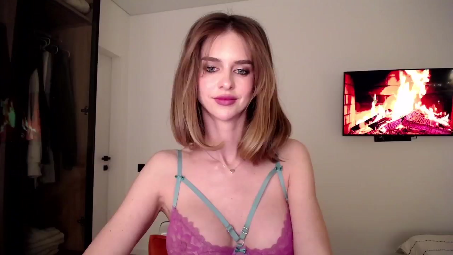 Gallery image thumbnail from AvrilDollX's myfreecams stream on, 02/05/2025, 21:15 image 12 of 20