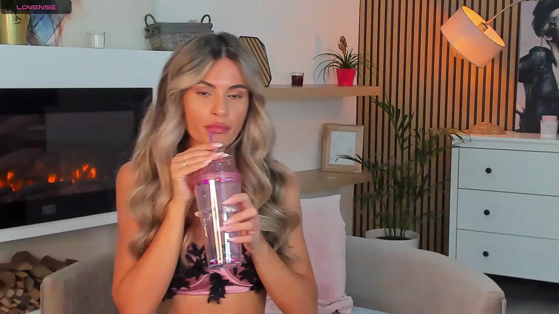 Gallery image thumbnail from Avril_Cyrus's myfreecams stream on, 09/12/2023, 08:59 image 4 of 20