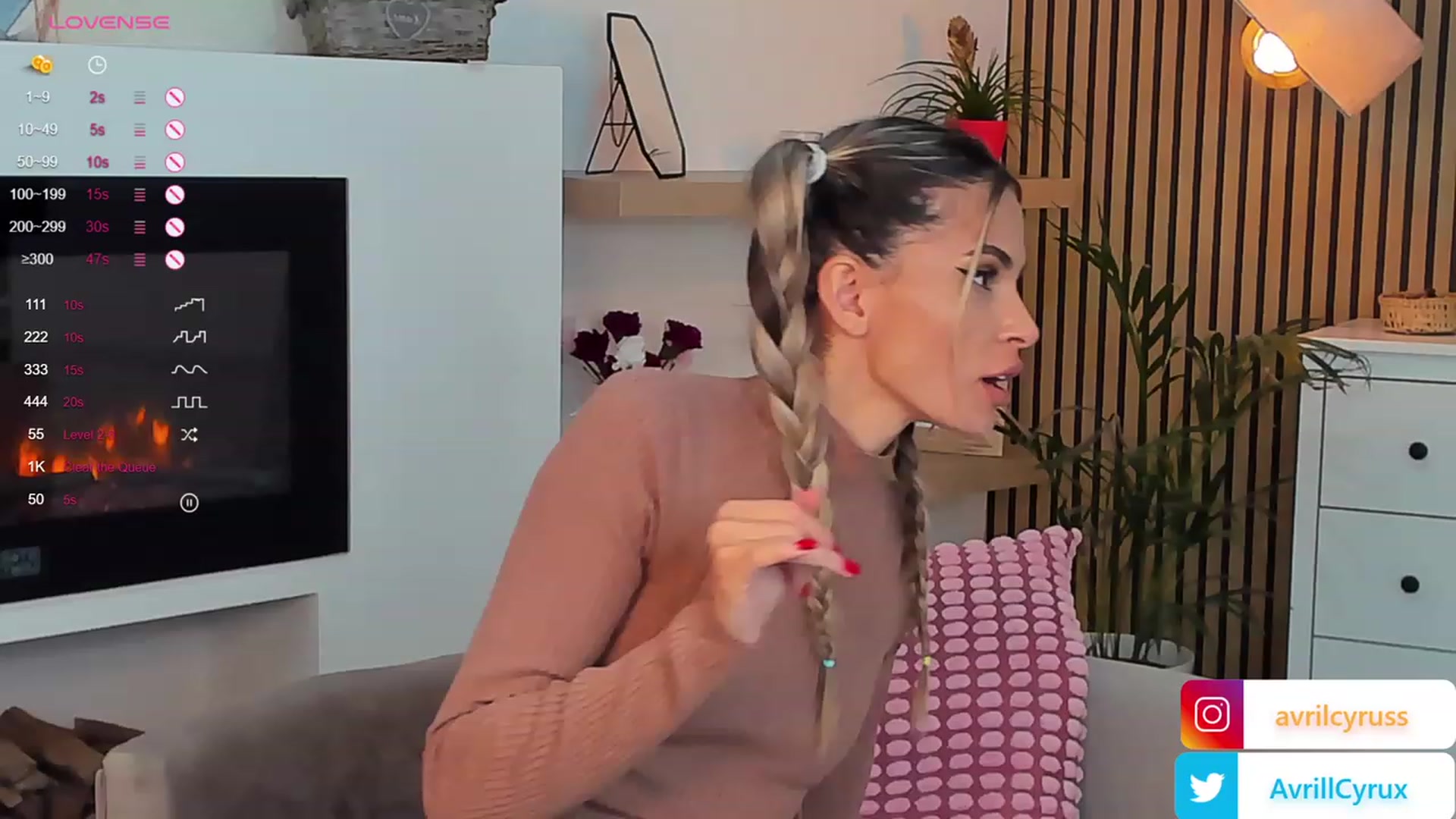 Gallery image thumbnail from Avril_Cyrus's myfreecams stream on, 10/18/2023, 13:10 image 10 of 20