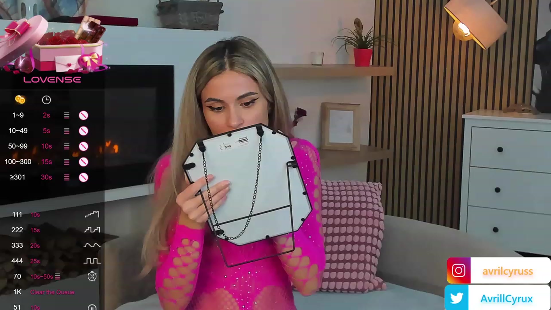 Gallery image thumbnail from Avril_Cyrus's myfreecams stream on, 03/07/2024, 13:37 image 10 of 20