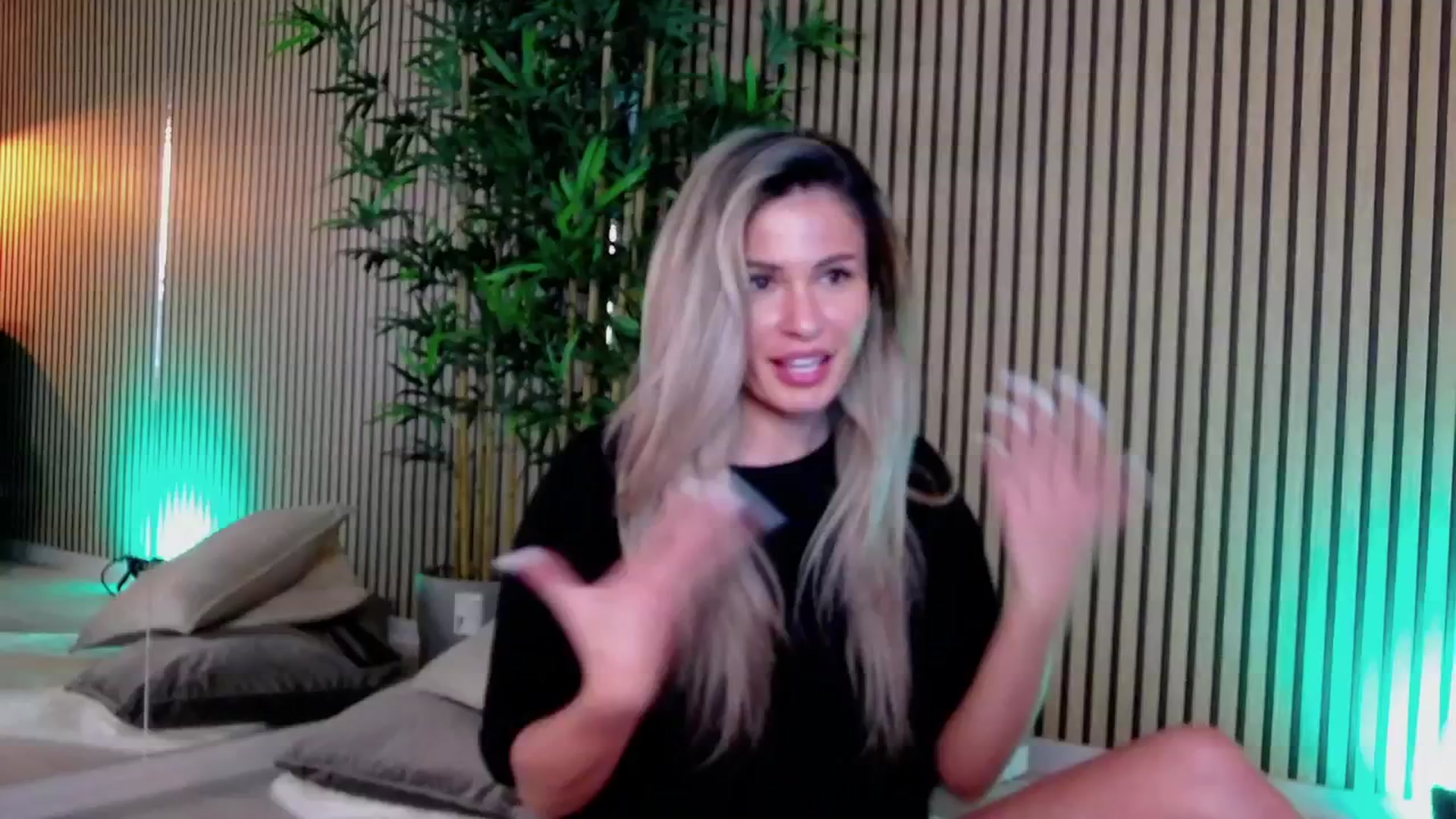 Gallery image thumbnail from Avril_Cyrus's myfreecams stream on, 04/07/2025, 15:00 image 12 of 20
