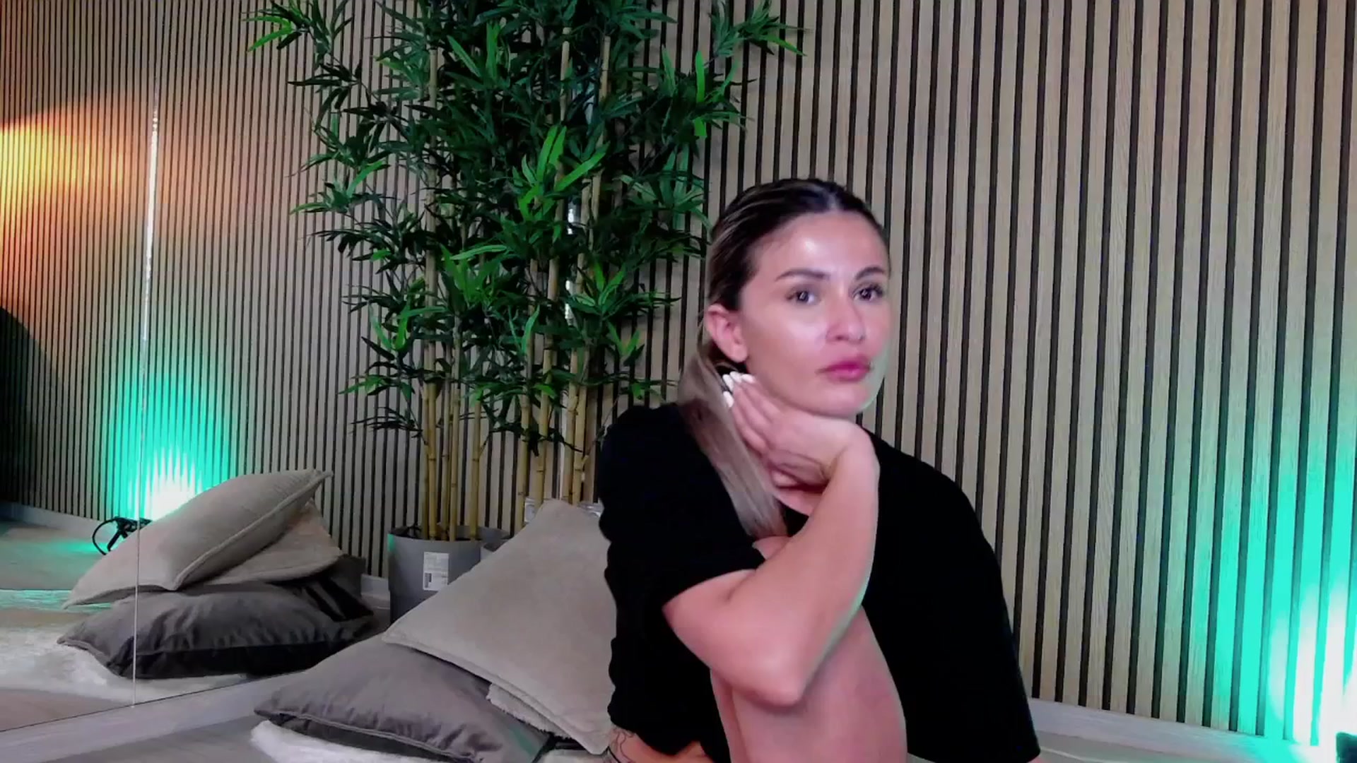 Gallery image thumbnail from Avril_Cyrus's myfreecams stream on, 04/07/2025, 15:00 image 8 of 20