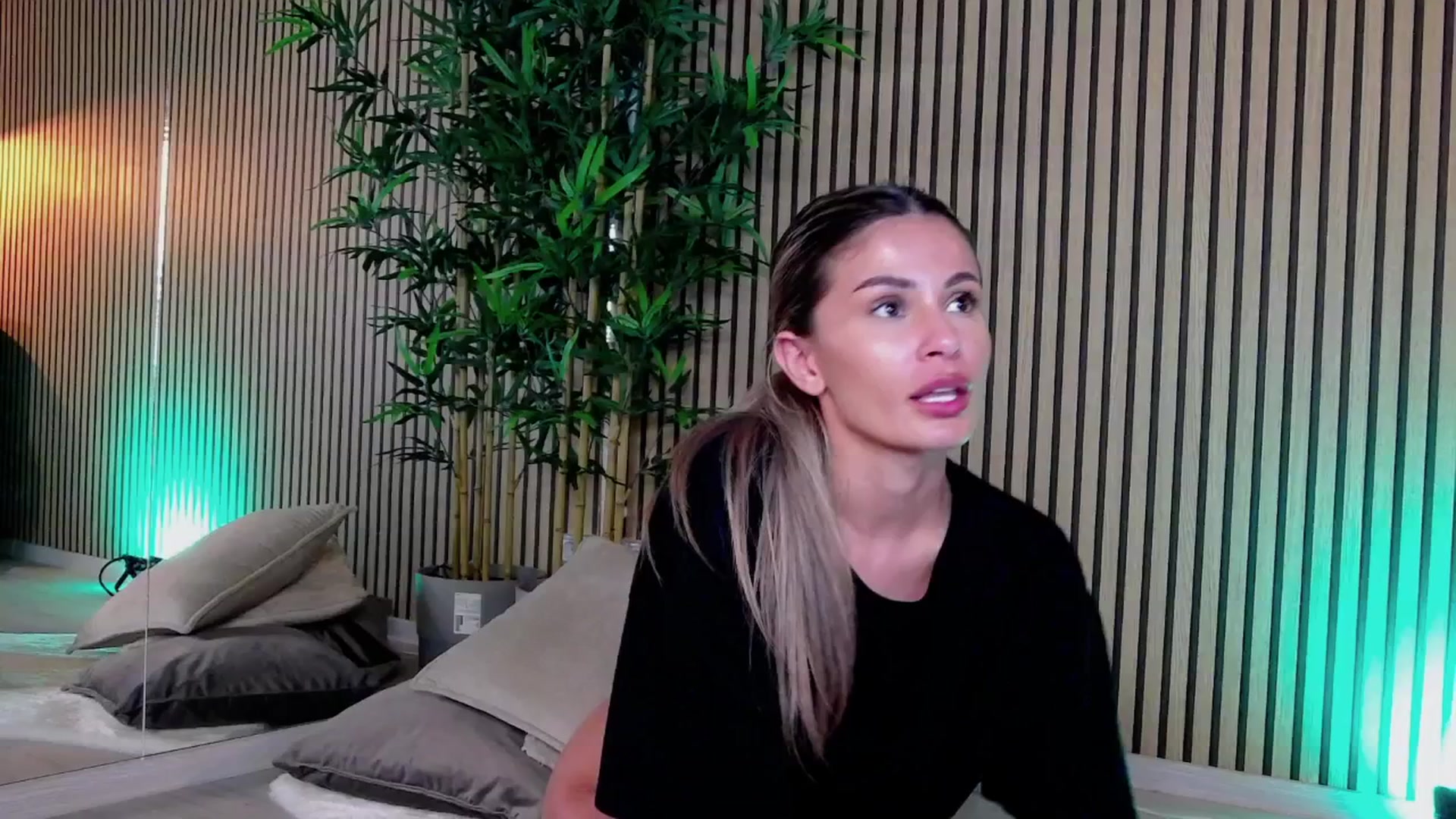 Gallery image thumbnail from Avril_Cyrus's myfreecams stream on, 04/07/2025, 15:00 image 6 of 20