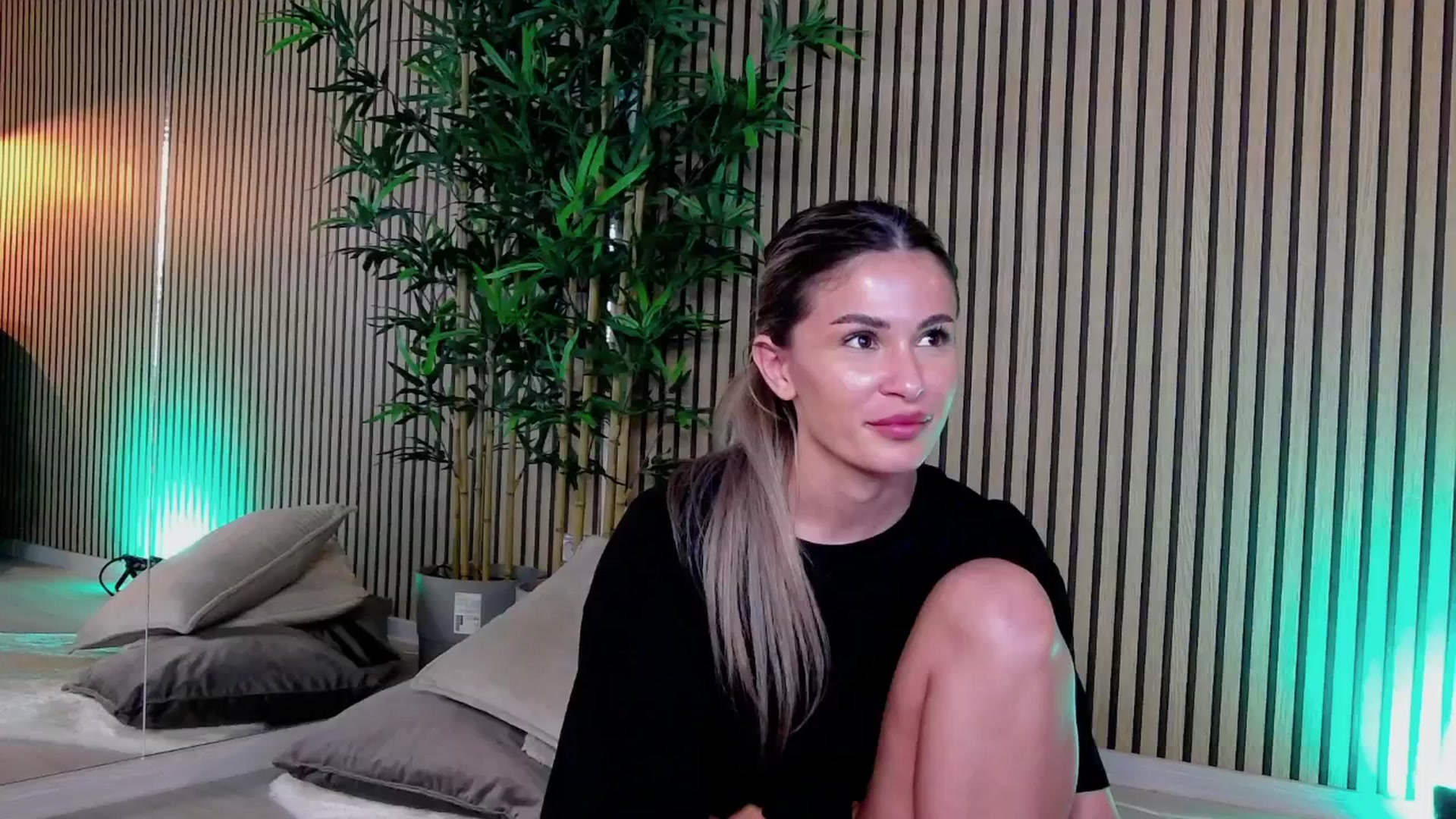 Gallery image thumbnail from Avril_Cyrus's myfreecams stream on, 04/07/2025, 15:00 image 9 of 20