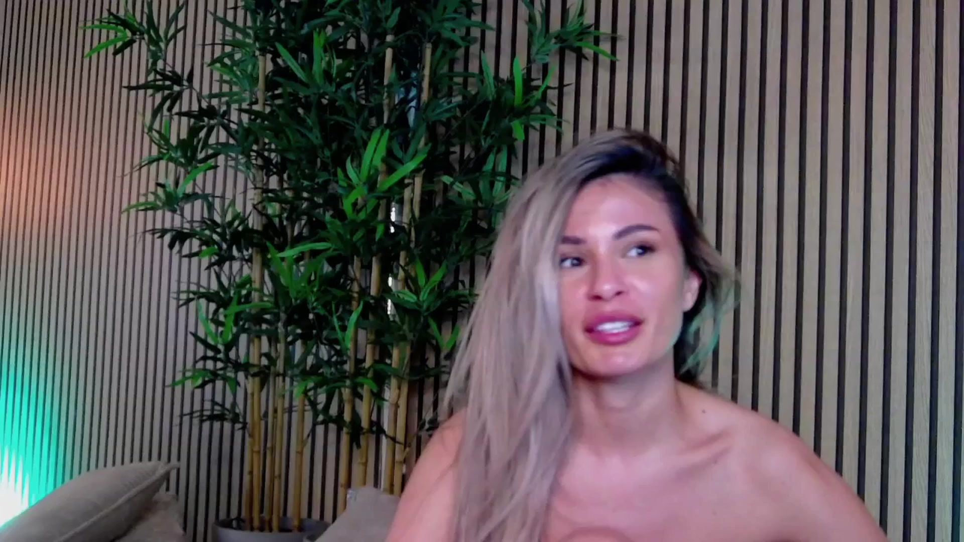 Gallery image thumbnail from Avril_Cyrus's myfreecams stream on, 04/07/2025, 15:00 image 19 of 20