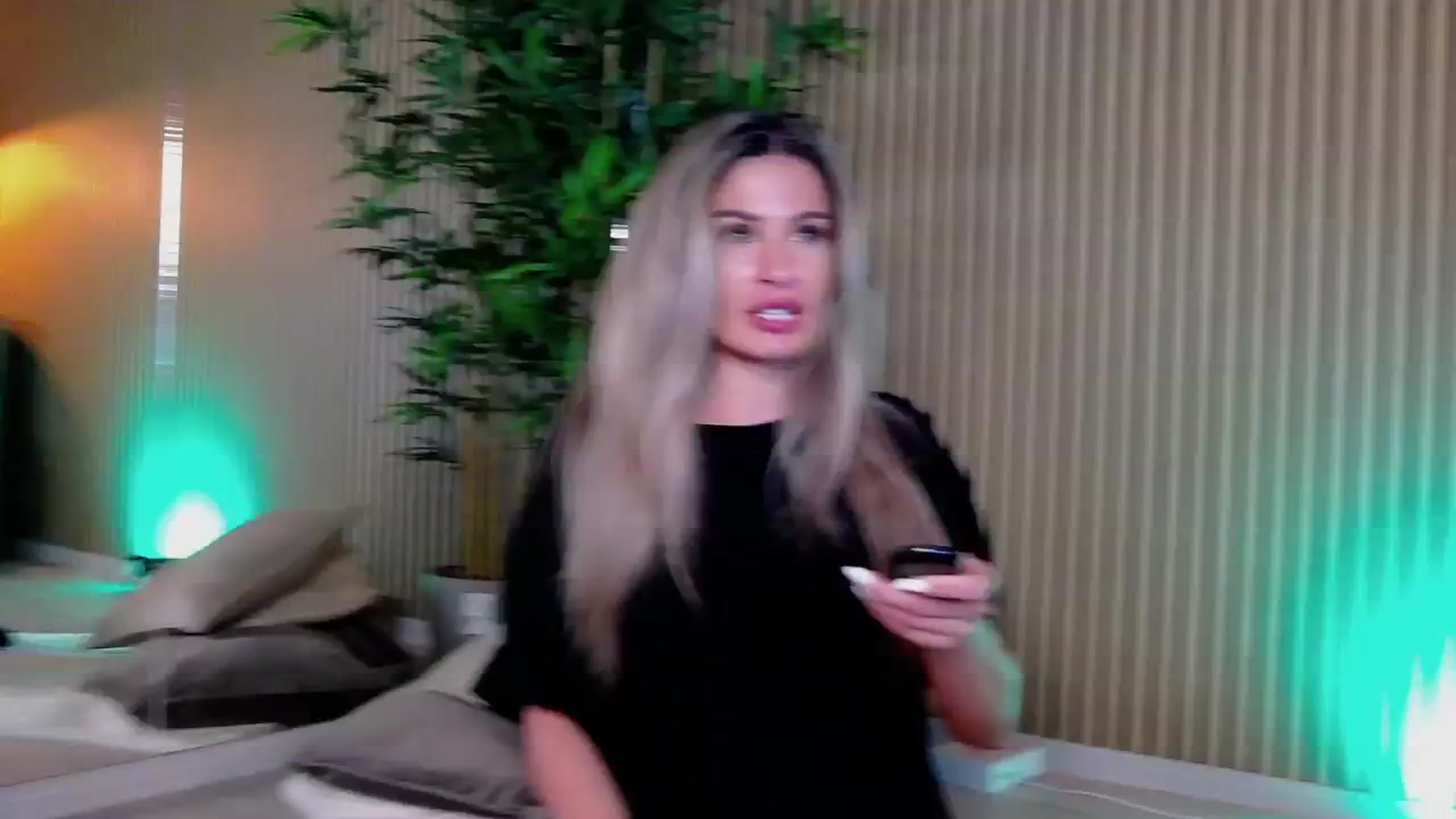 Gallery image thumbnail from Avril_Cyrus's myfreecams stream on, 04/07/2025, 15:00 image 13 of 20