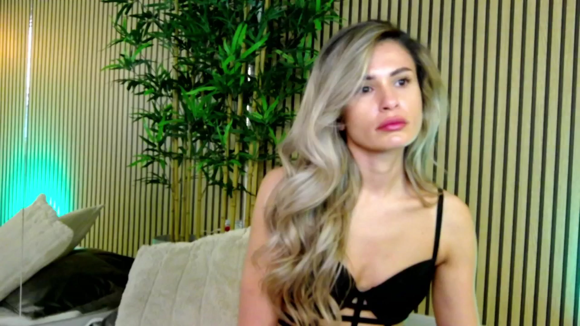 Gallery image thumbnail from Avril_Cyrus's myfreecams stream on, 04/08/2025, 14:28 image 1 of 20
