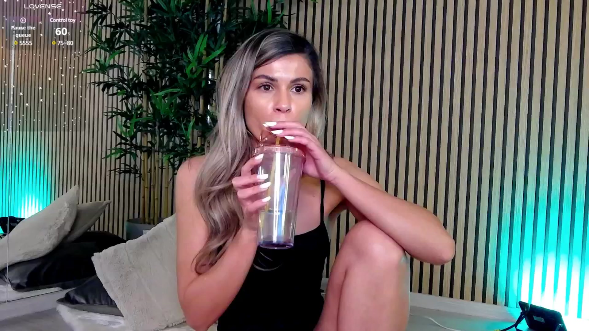 Gallery image thumbnail from Avril_Cyrus's myfreecams stream on, 04/09/2025, 13:09 image 15 of 20