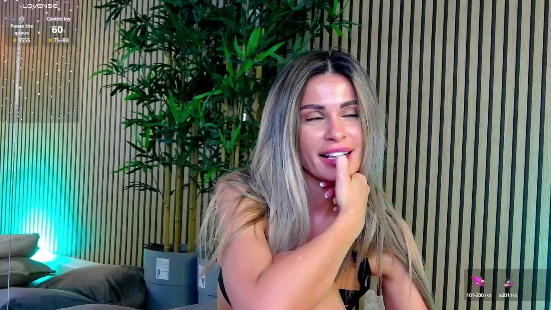 Gallery image thumbnail from Avril_Cyrus's myfreecams stream on, 04/27/2025, 12:27 image 12 of 20