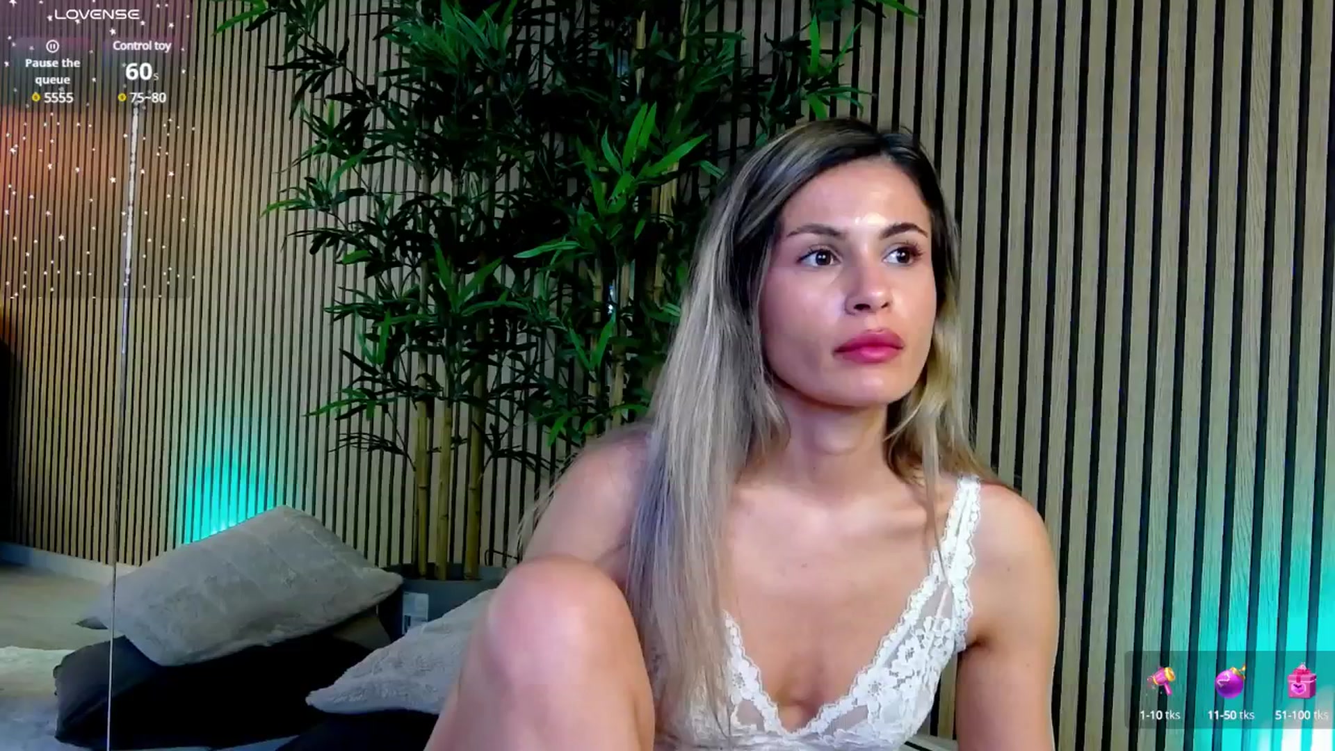 Gallery image thumbnail from Avril_Cyrus's myfreecams stream on, 05/20/2025, 13:35 image 15 of 20