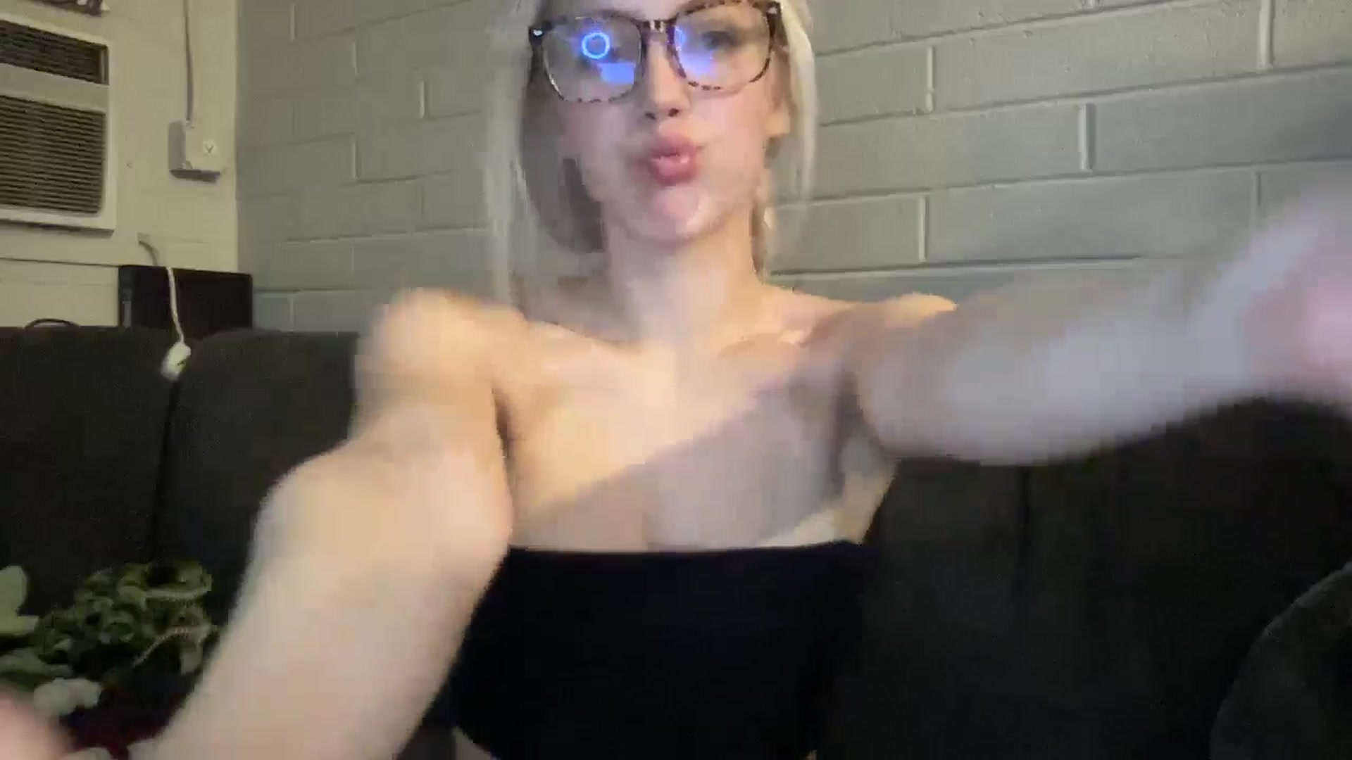 Gallery image thumbnail from Avsbliss's myfreecams stream on, 04/15/2025, 06:54 image 17 of 20