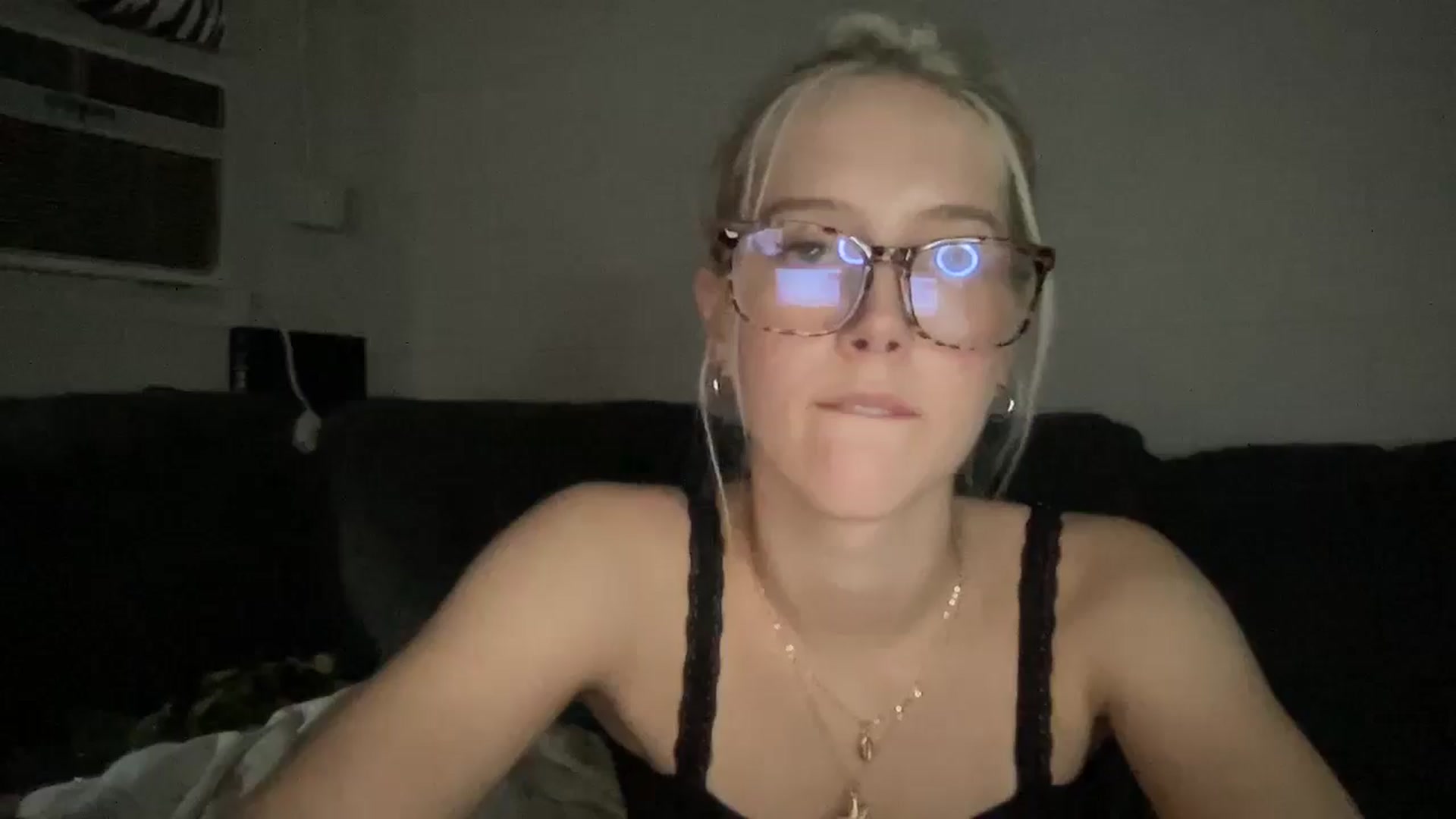 Gallery image thumbnail from Avsbliss's myfreecams stream on, 04/15/2025, 22:44 image 17 of 20