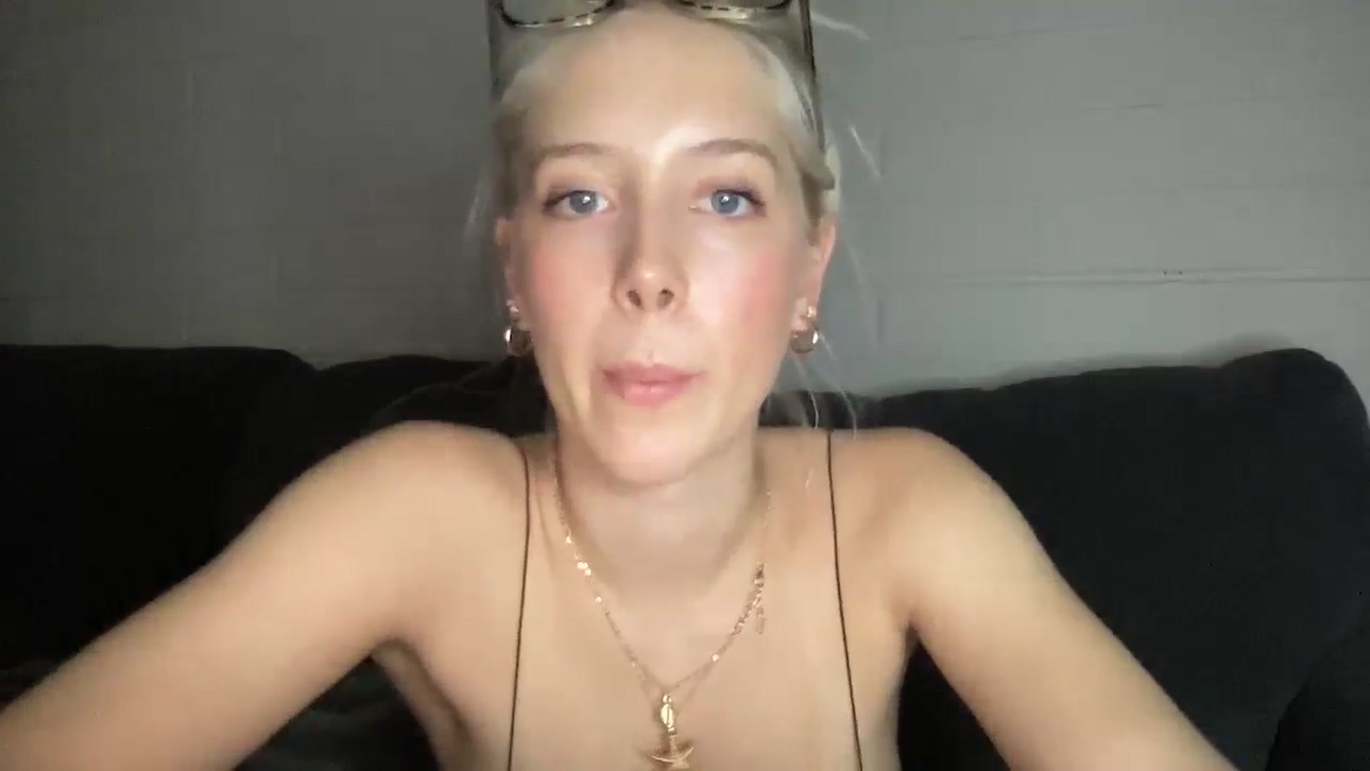 Gallery image thumbnail from Avsbliss's myfreecams stream on, 04/16/2025, 19:53 image 14 of 20