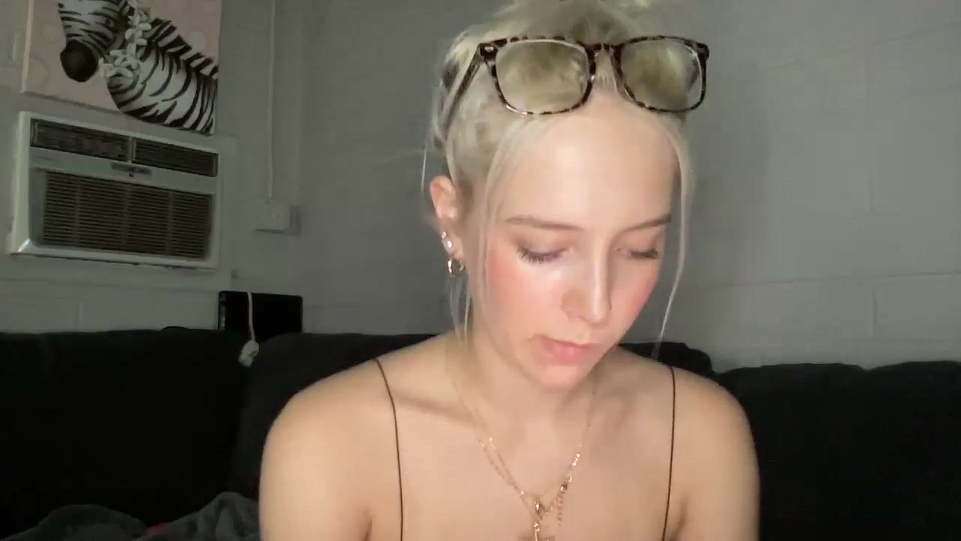 Gallery image thumbnail from Avsbliss's myfreecams stream on, 04/16/2025, 20:29 image 5 of 20