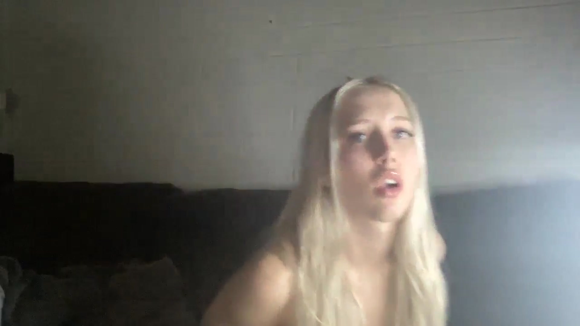 Gallery image thumbnail from Avsbliss's myfreecams stream on, 04/25/2025, 07:09 image 4 of 20