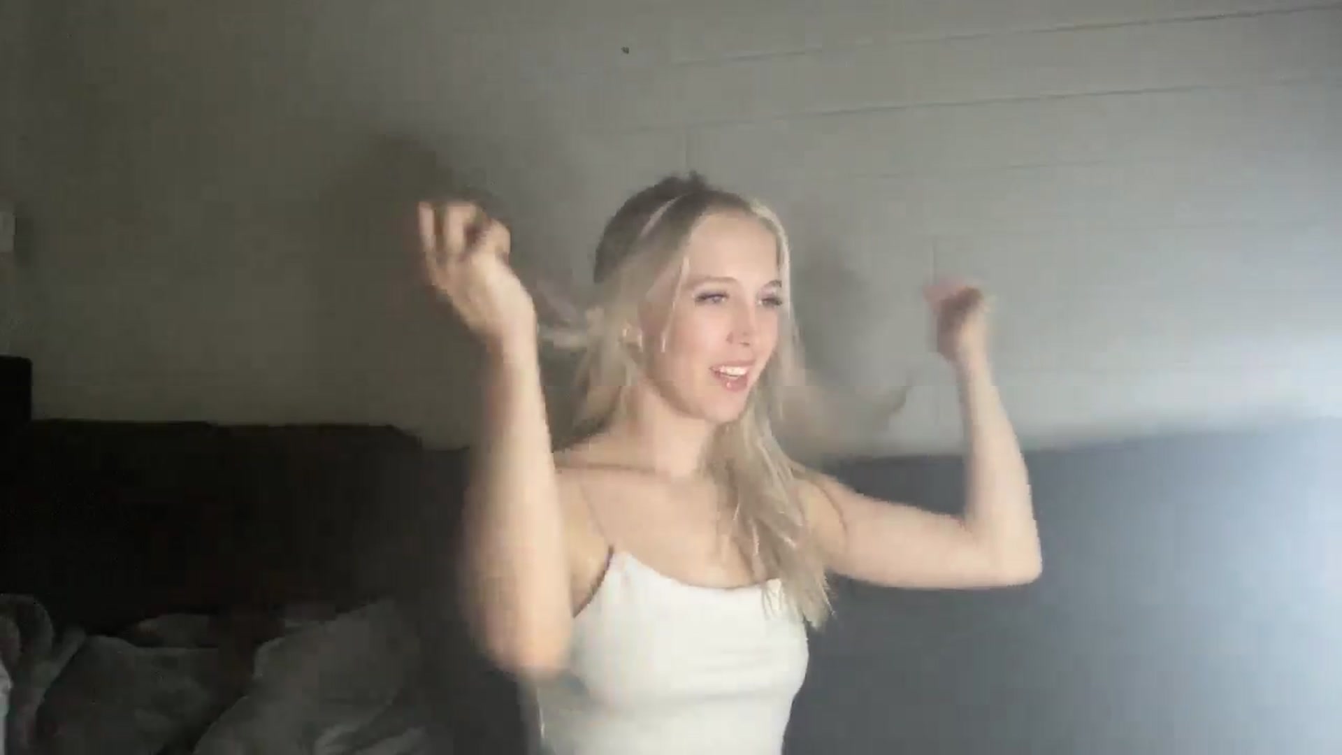 Gallery image thumbnail from Avsbliss's myfreecams stream on, 04/25/2025, 07:09 image 3 of 20