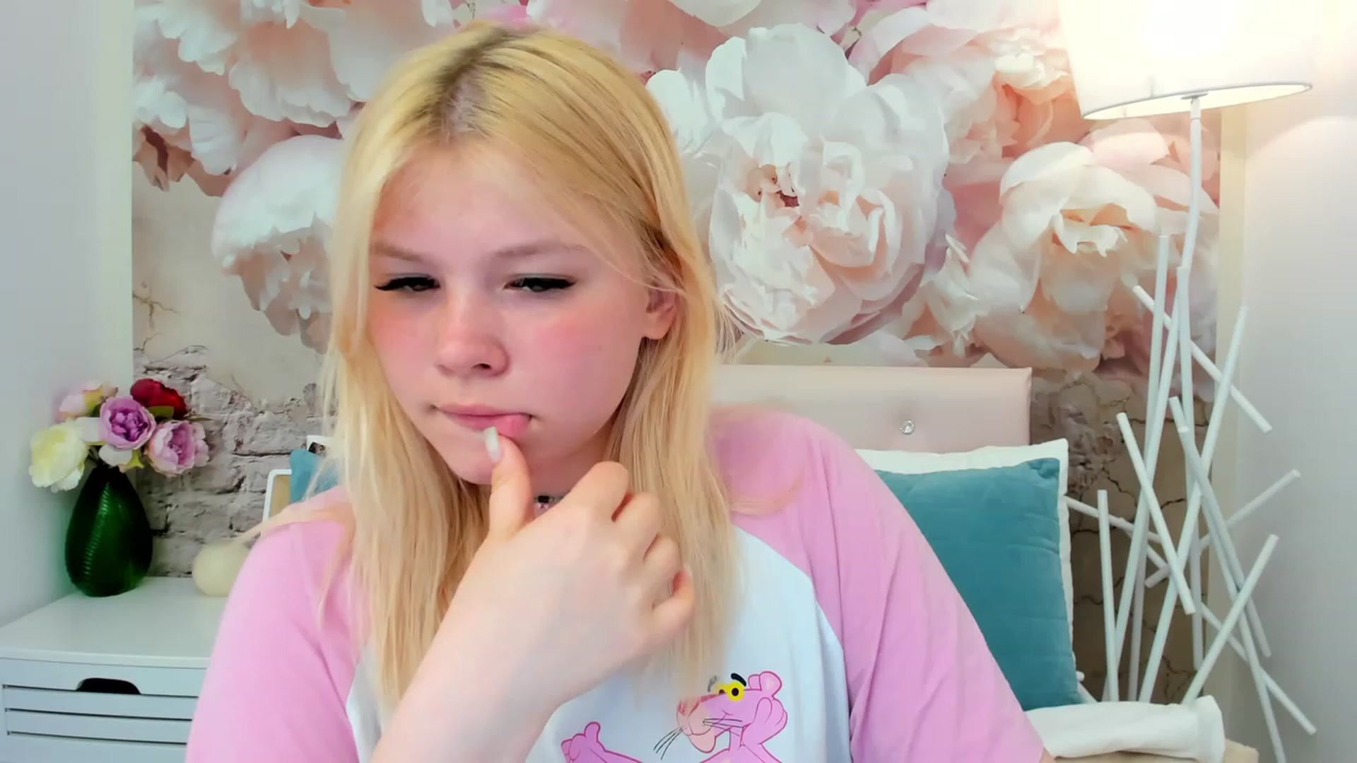 Gallery image thumbnail from AvyPearl's myfreecams stream on, 05/29/2023, 17:20 image 14 of 20