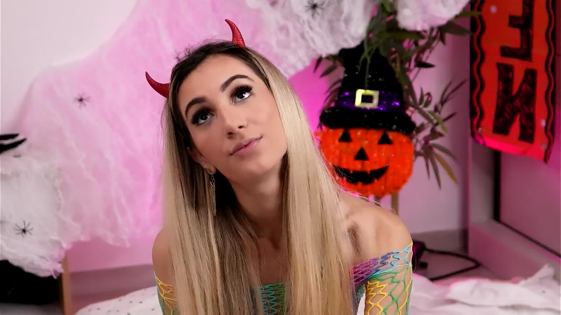 Gallery image thumbnail from AwaLynch's myfreecams stream on, 10/31/2025, 08:27 image 12 of 20