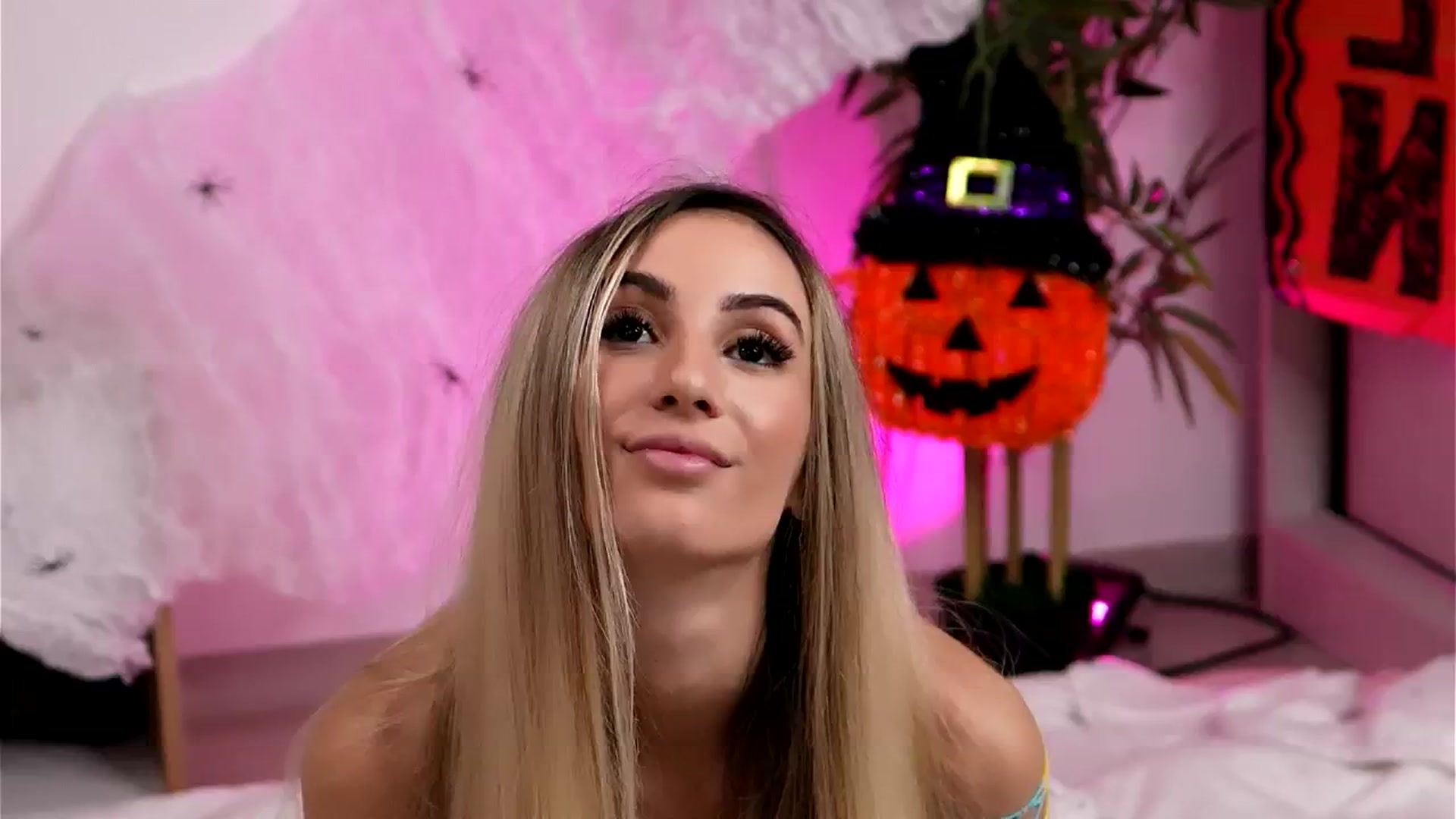 Gallery image thumbnail from AwaLynch's myfreecams stream on, 10/31/2025, 11:50 image 7 of 20