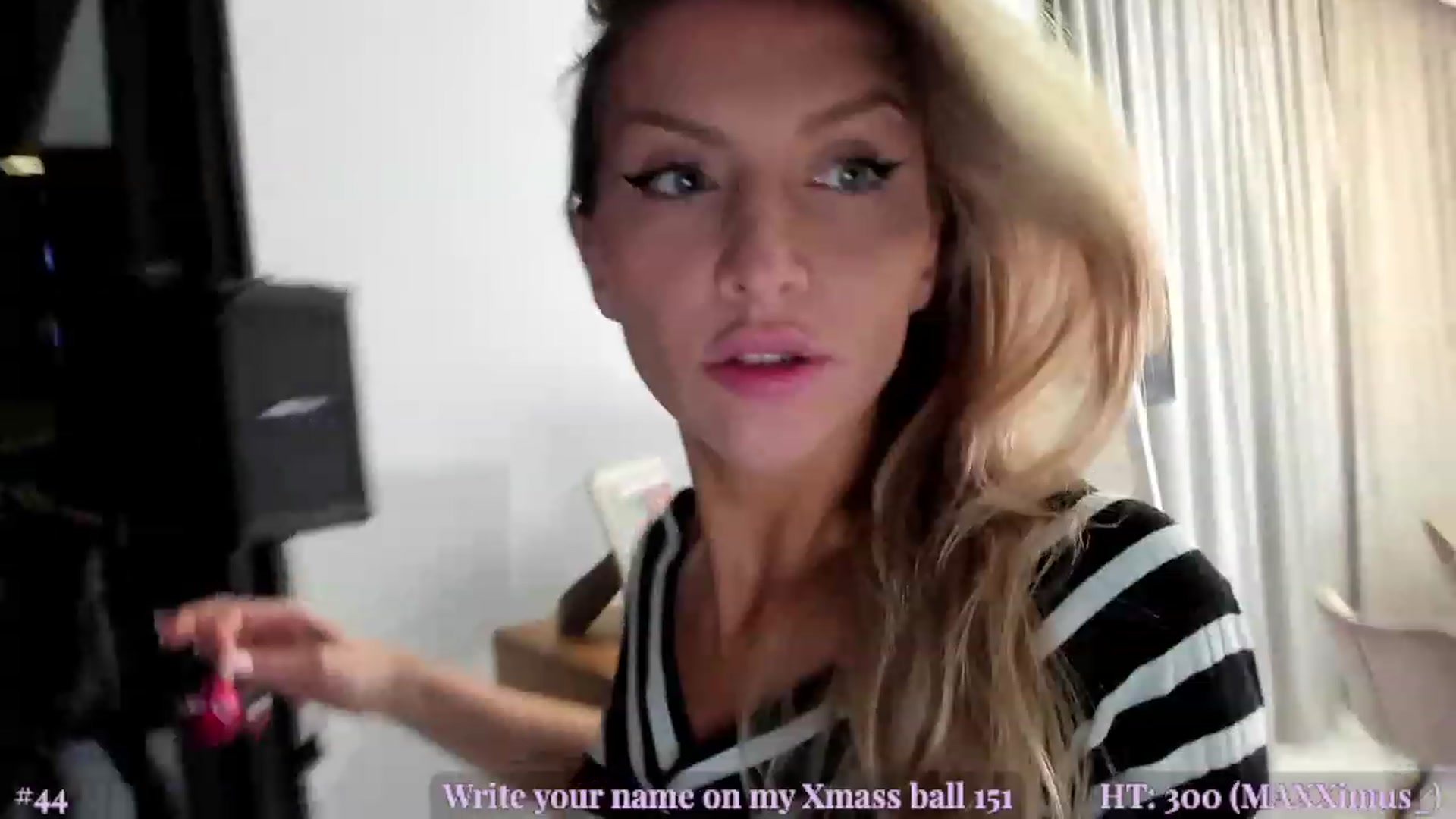 Gallery image thumbnail from AweJolie's myfreecams stream on, 12/08/2022, 24:02 image 16 of 20
