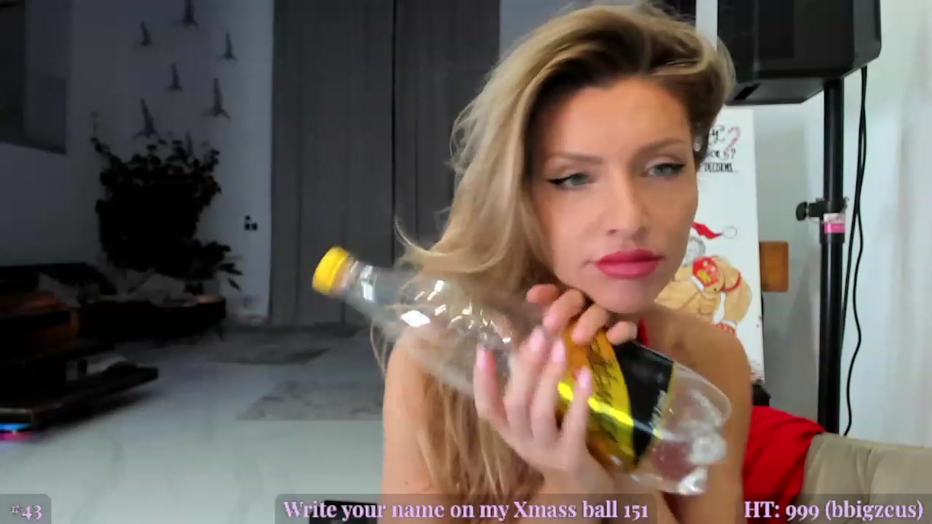 Gallery image thumbnail from AweJolie's myfreecams stream on, 12/08/2022, 02:18 image 17 of 20