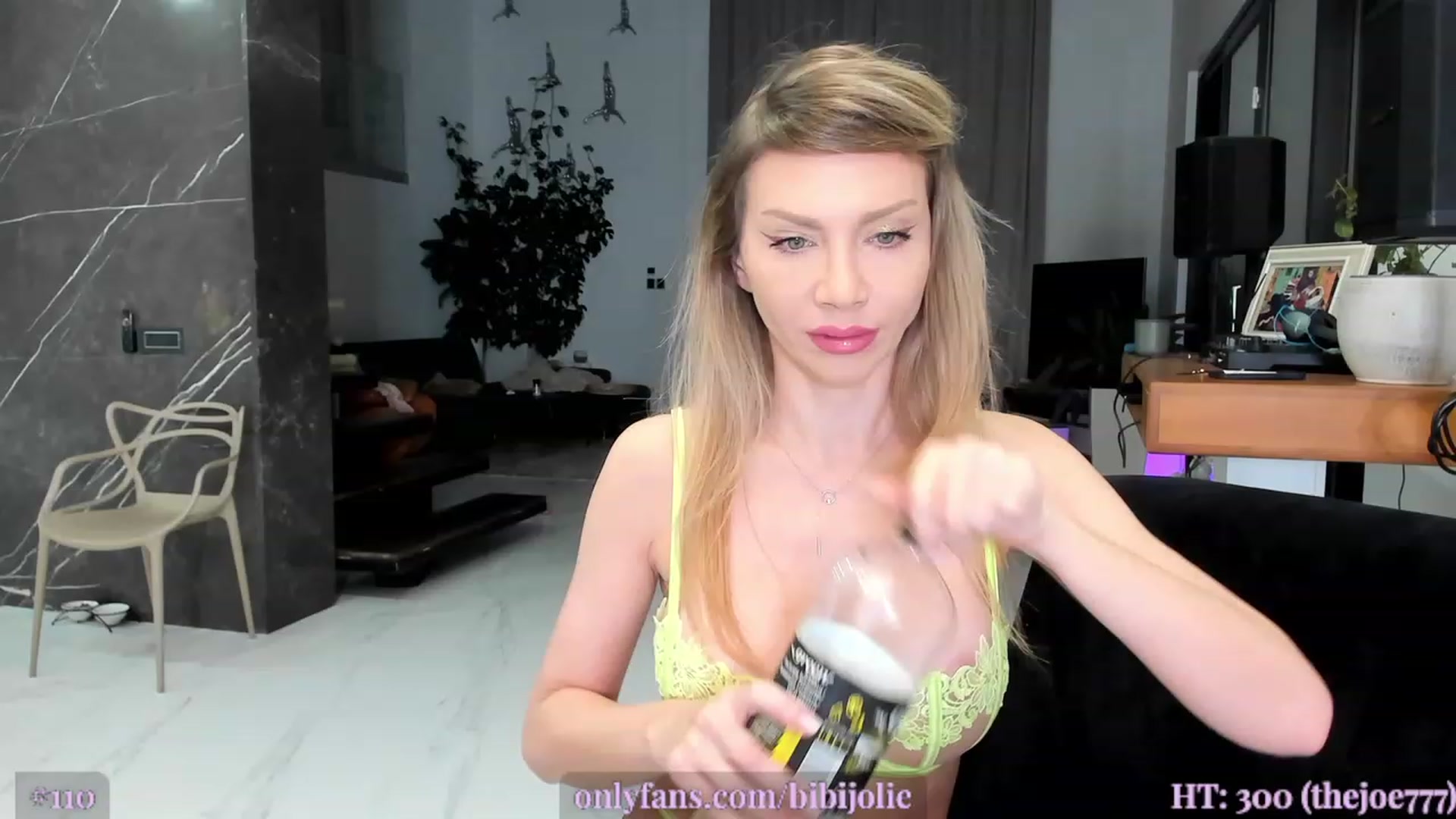 Gallery image thumbnail from AweJolie's myfreecams stream on, 03/14/2023, 24:03 image 4 of 20