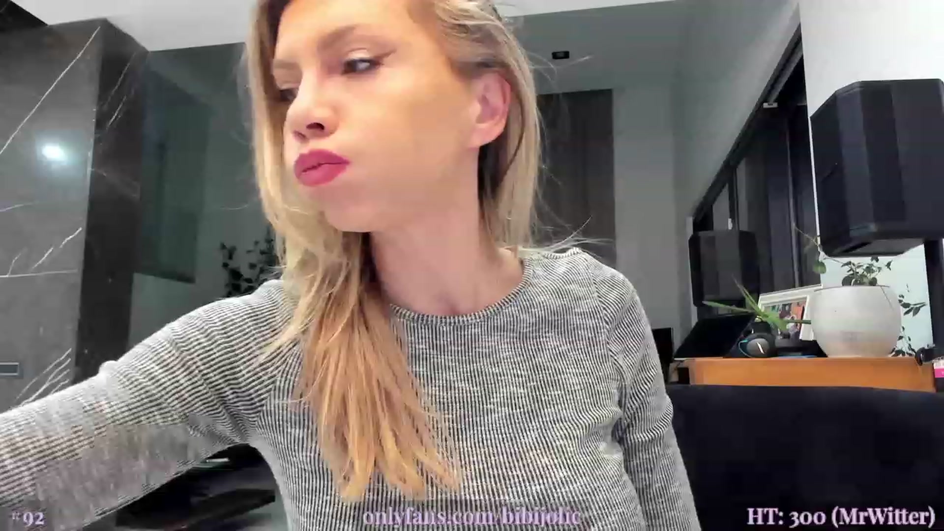 Gallery image thumbnail from AweJolie's myfreecams stream on, 03/31/2023, 01:02 image 8 of 20