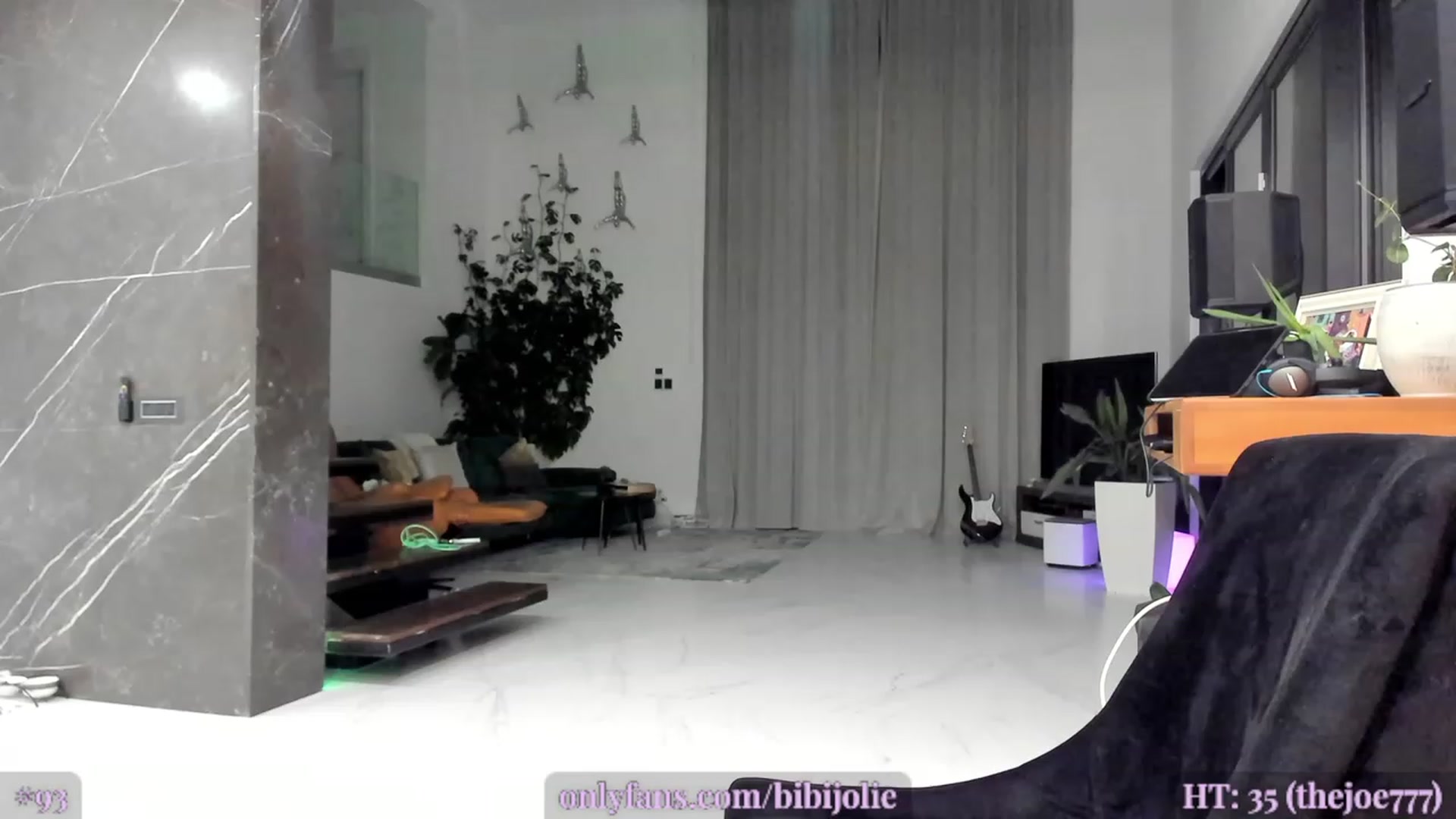 Gallery image thumbnail from AweJolie's myfreecams stream on, 03/31/2023, 01:02 image 4 of 20