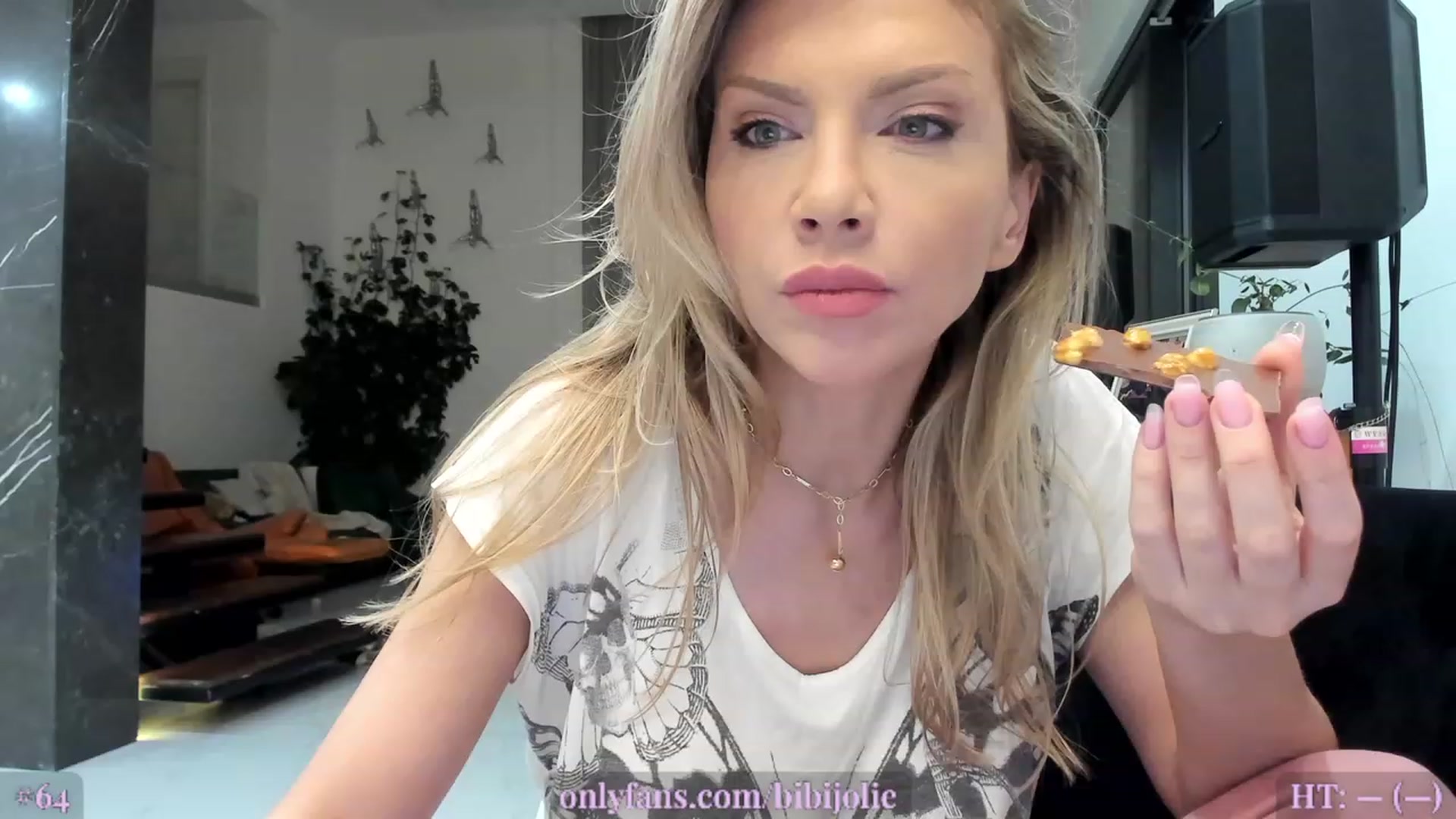 Gallery image thumbnail from AweJolie's myfreecams stream on, 04/09/2023, 23:43 image 2 of 20